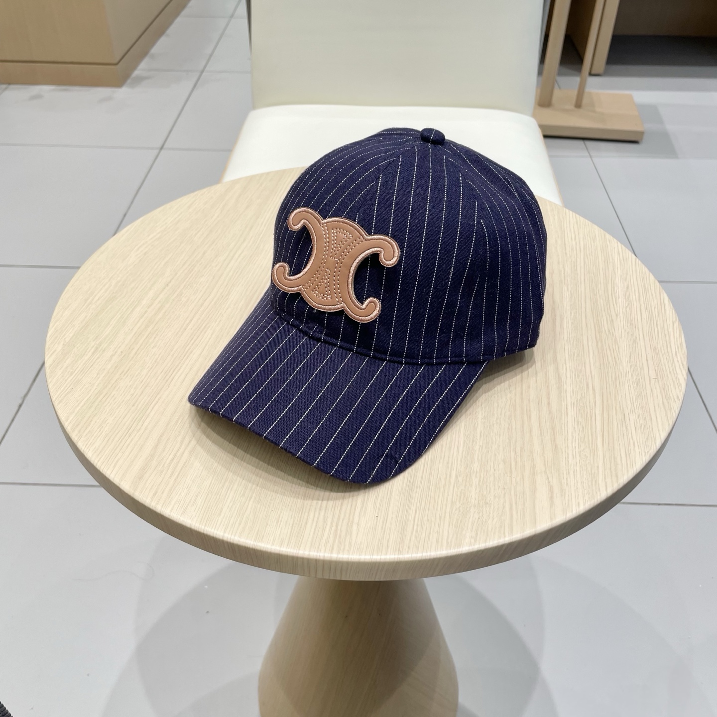   CELINE 塞琳 新款 🆕 棒球帽 🧢 
logo比较小一点 楦型 通通不一专柜热卖款轻盈透气
完