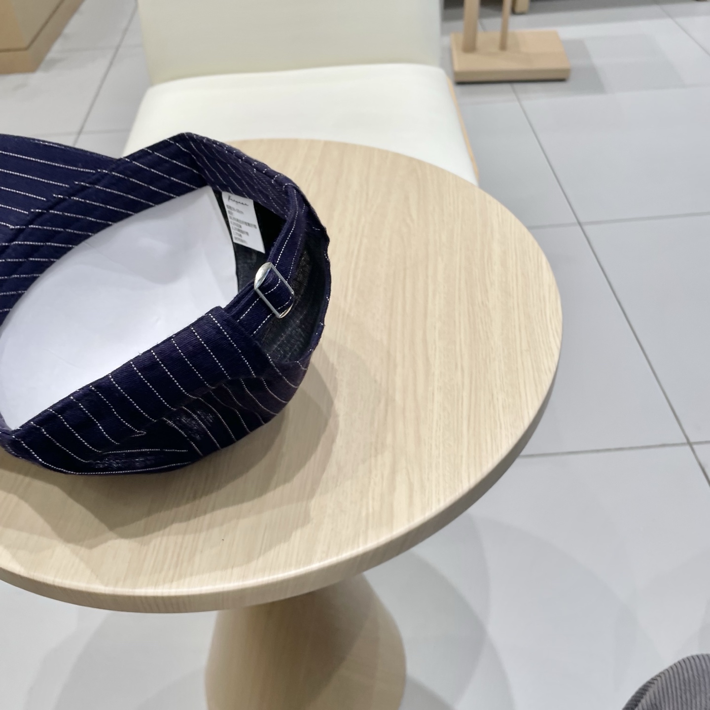   CELINE 塞琳 新款 🆕 棒球帽 🧢 
logo比较小一点 楦型 通通不一专柜热卖款轻盈透气
完