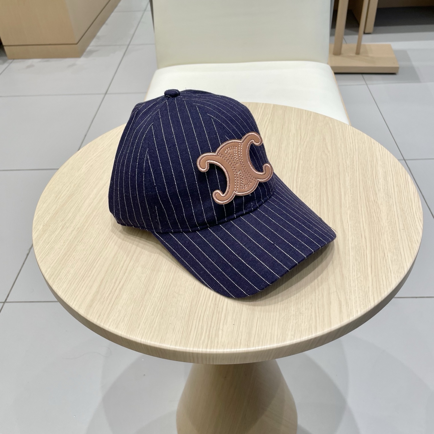   CELINE 塞琳 新款 🆕 棒球帽 🧢 
logo比较小一点 楦型 通通不一专柜热卖款轻盈透气
完