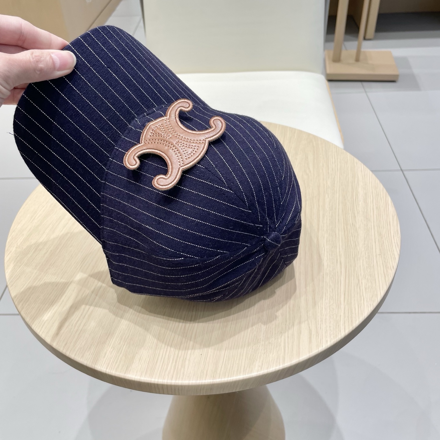   CELINE 塞琳 新款 🆕 棒球帽 🧢 
logo比较小一点 楦型 通通不一专柜热卖款轻盈透气
完
