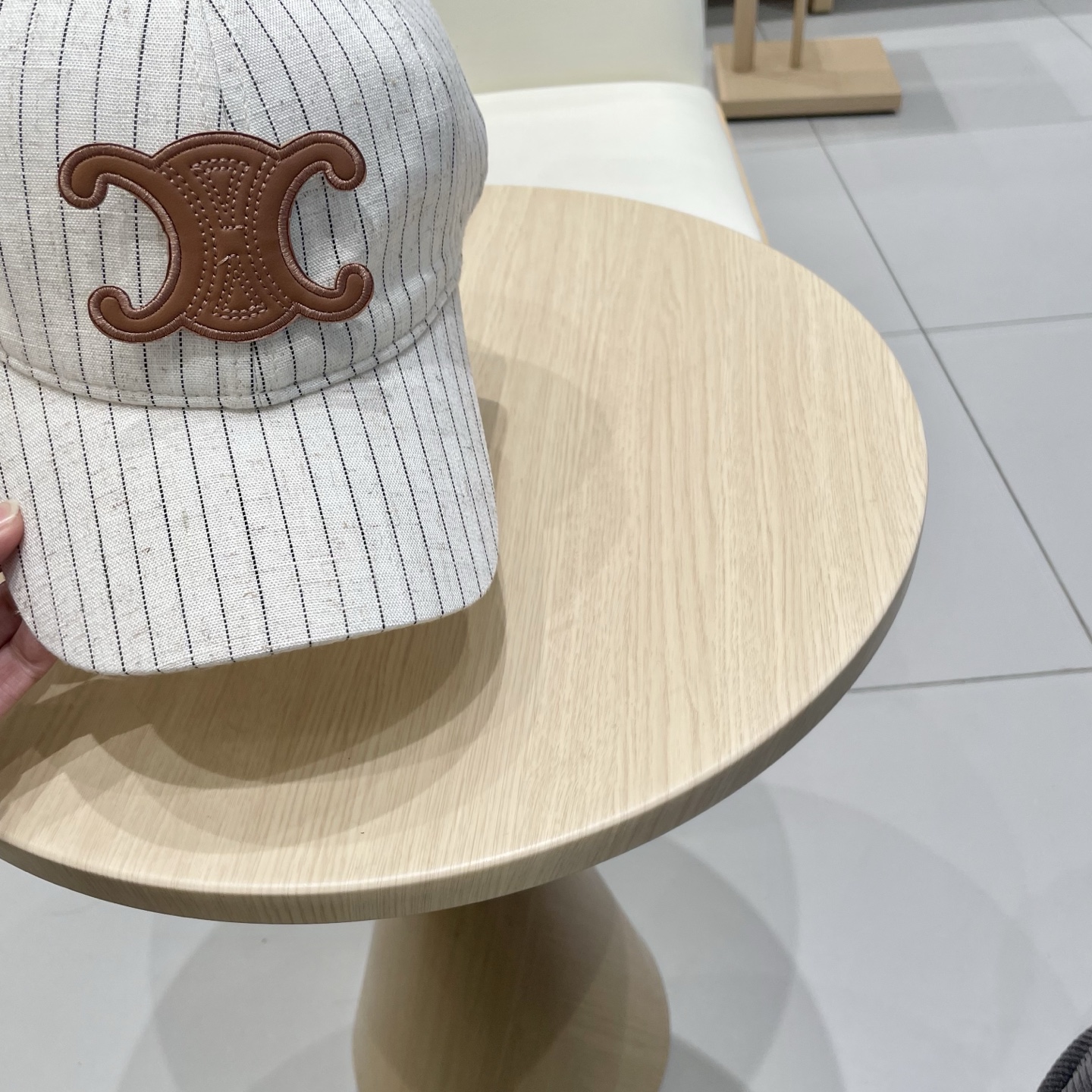   CELINE 塞琳 新款 🆕 棒球帽 🧢 
logo比较小一点 楦型 通通不一专柜热卖款轻盈透气
完