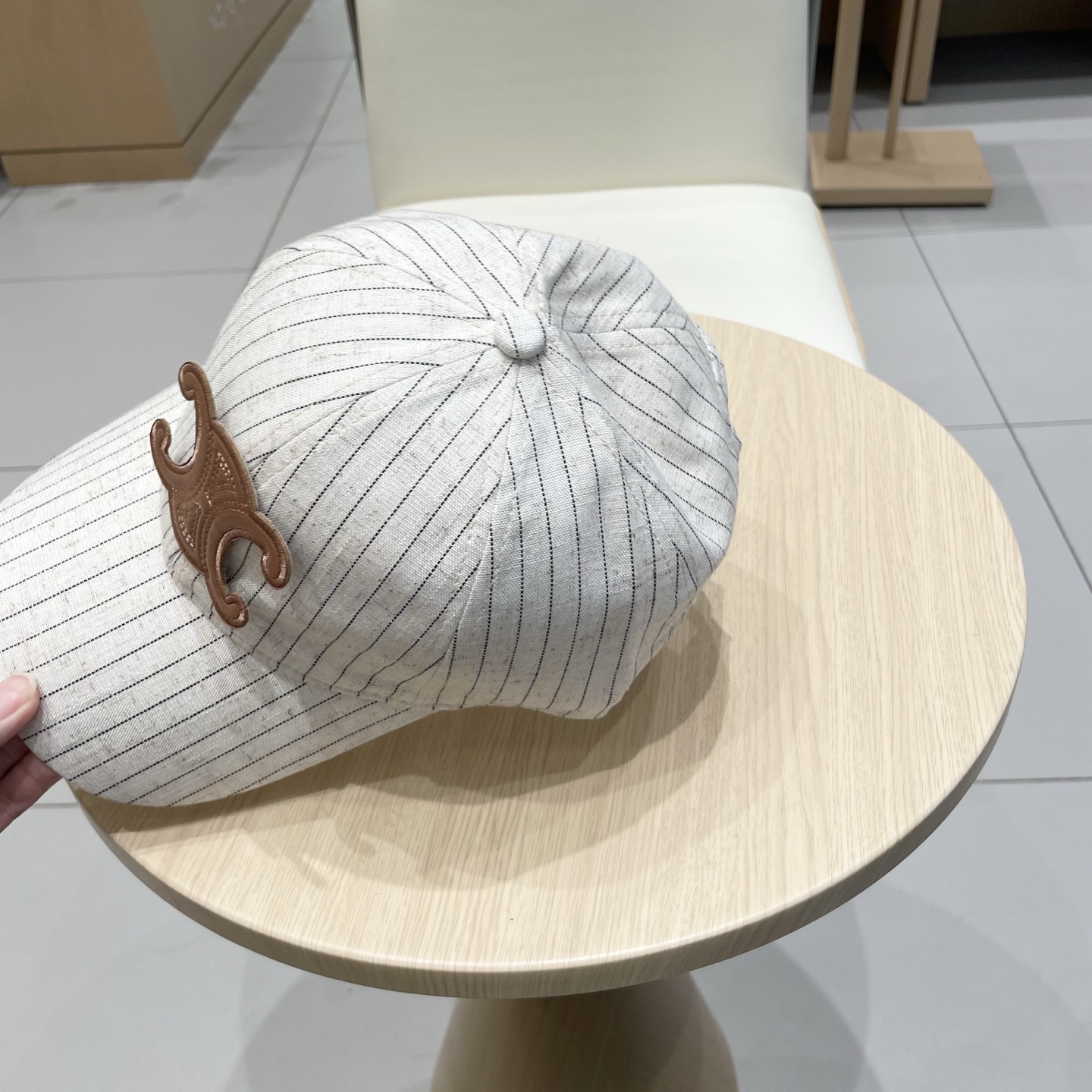   CELINE 塞琳 新款 🆕 棒球帽 🧢 
logo比较小一点 楦型 通通不一专柜热卖款轻盈透气
完