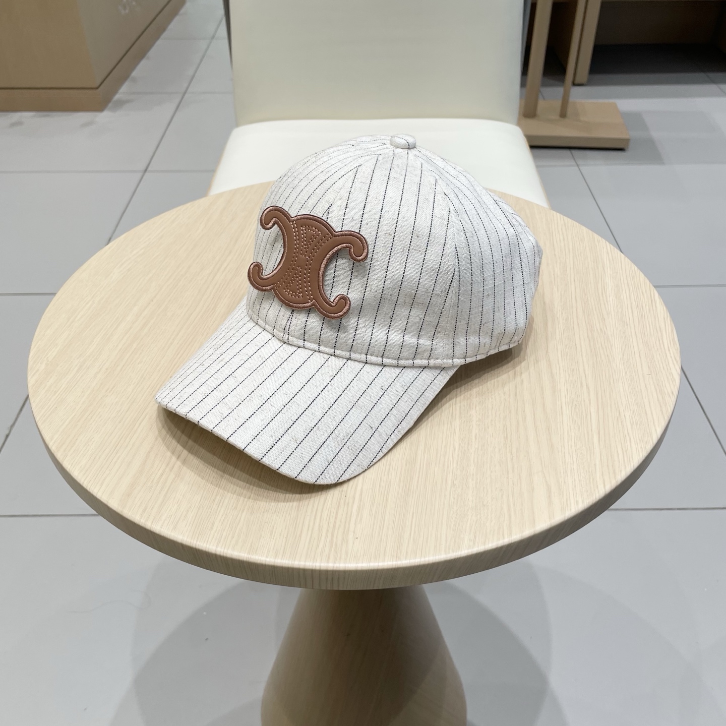   CELINE 塞琳 新款 🆕 棒球帽 🧢 
logo比较小一点 楦型 通通不一专柜热卖款轻盈透气
完