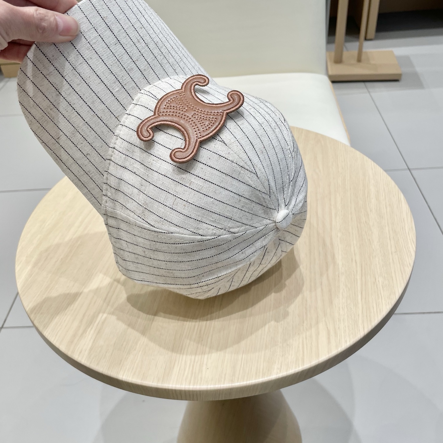   CELINE 塞琳 新款 🆕 棒球帽 🧢 
logo比较小一点 楦型 通通不一专柜热卖款轻盈透气
完