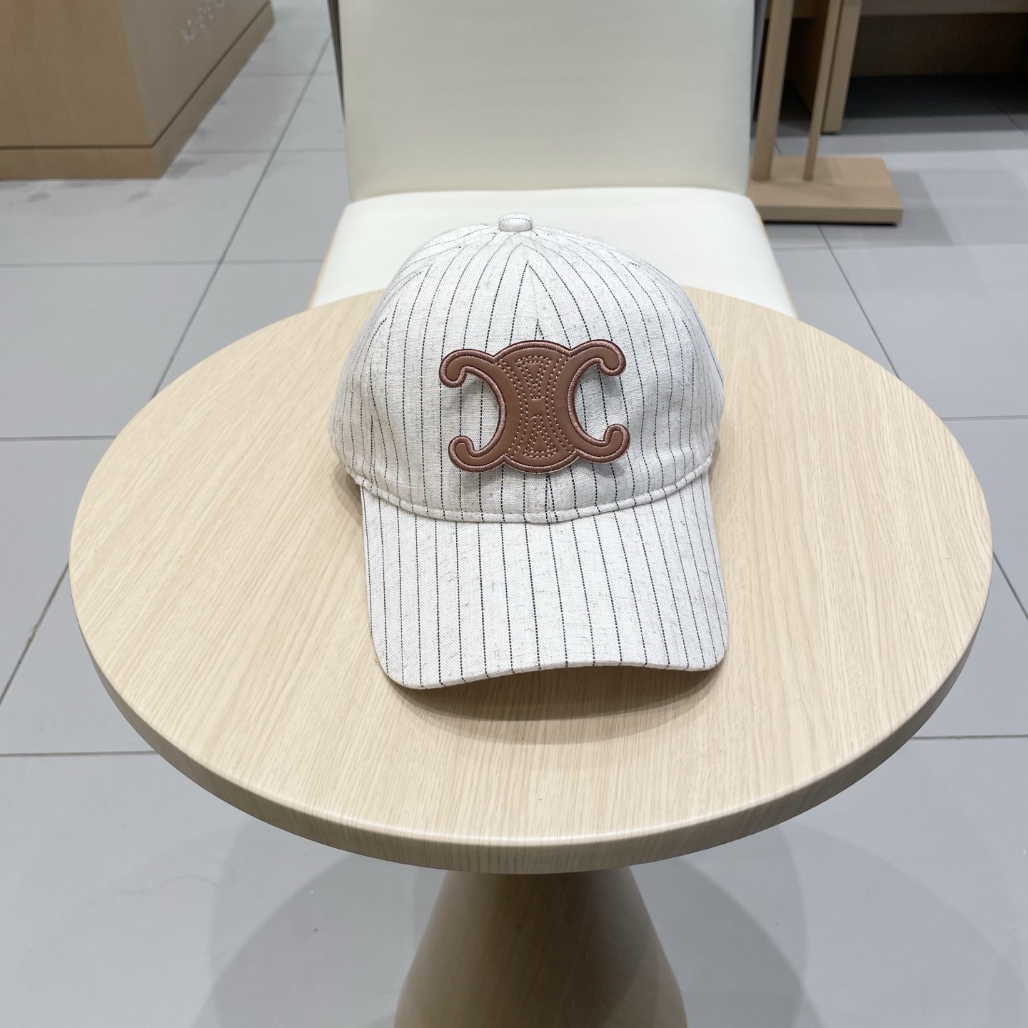 NO:363561,CELINE New baseball cap logo is smaller, last, all the hot-selling counters are light and breathable, perfect version, original quality, exclusive physical shot, suitable for men and women!  Hat Straw Hat Fisherman Hat Baseball Hat Knitted Hats, Hats, Celine, espadrilles, hatsCELINE 塞琳 新款 棒球帽  logo比较小一点 楦型 通通不一专柜热卖款轻盈透气 完美版型,原厂品质,独家实物拍摄,男女适用！帽子草帽渔夫帽棒球帽针织帽,帽子,celine,espadrilles,hats,hat