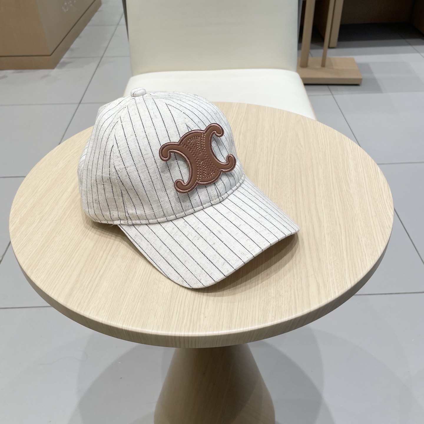   CELINE 塞琳 新款 🆕 棒球帽 🧢 
logo比较小一点 楦型 通通不一专柜热卖款轻盈透气
完