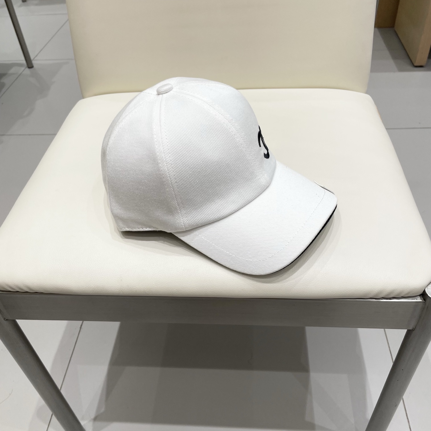  CHANEL香奈儿】新款简约刺绣logo棒球帽，新款出货，大牌款超好搭配，赶紧入手！