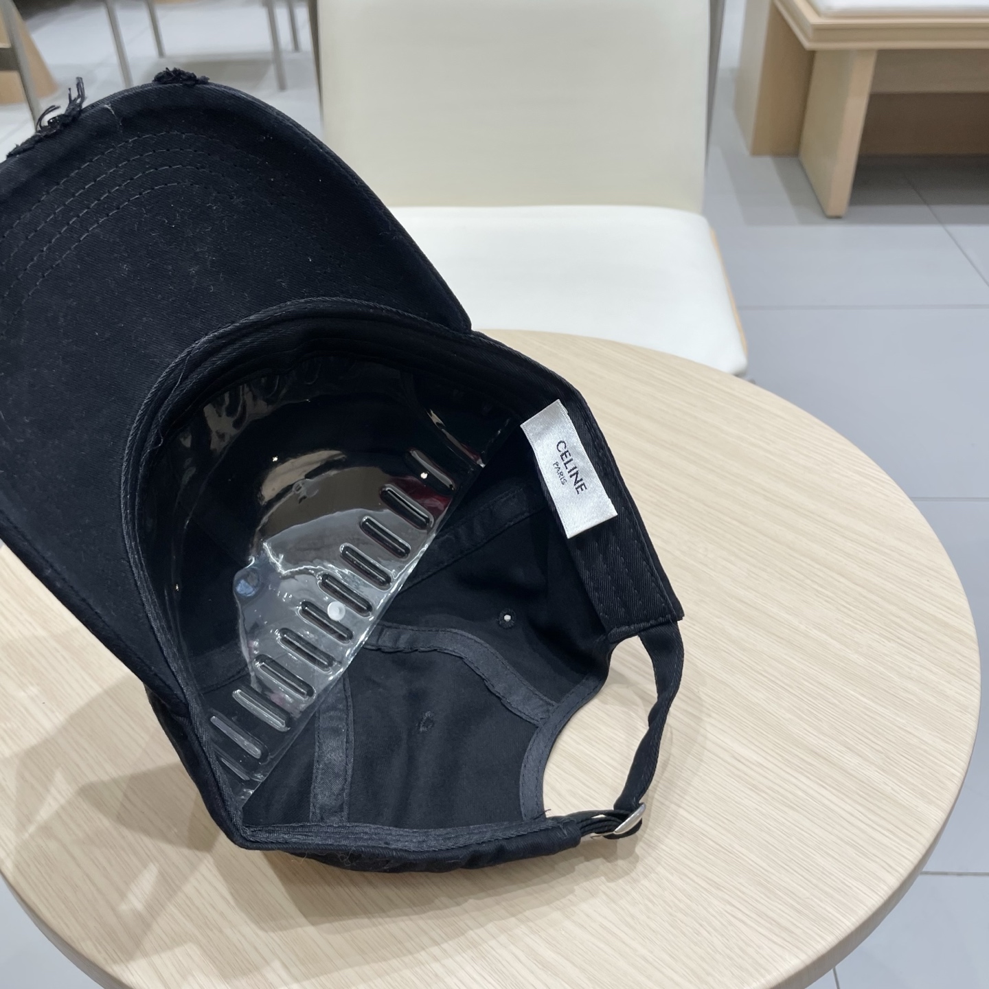  CELINE（塞琳）棒球帽🧢
必须要拥有这样一款帽子。
简简单单但很有辨识度 走在人群中一眼就能吸引住