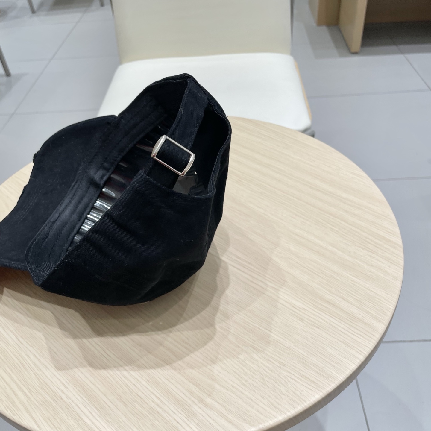  CELINE（塞琳）棒球帽🧢
必须要拥有这样一款帽子。
简简单单但很有辨识度 走在人群中一眼就能吸引住