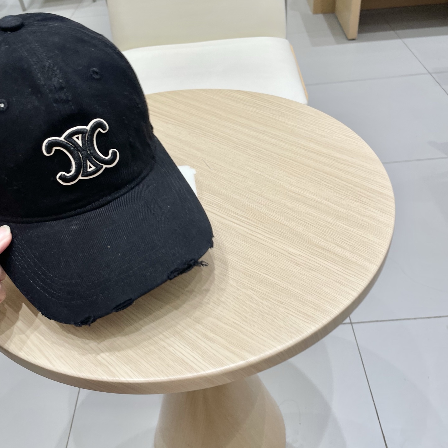  CELINE（塞琳）棒球帽🧢
必须要拥有这样一款帽子。
简简单单但很有辨识度 走在人群中一眼就能吸引住