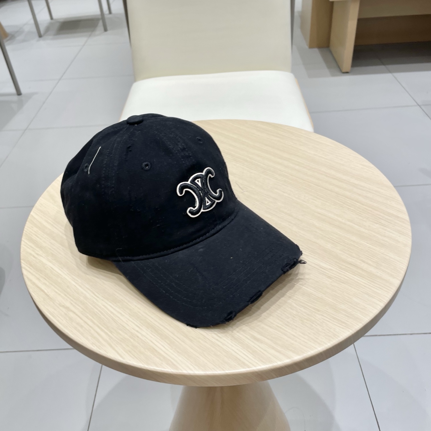  CELINE（塞琳）棒球帽🧢
必须要拥有这样一款帽子。
简简单单但很有辨识度 走在人群中一眼就能吸引住