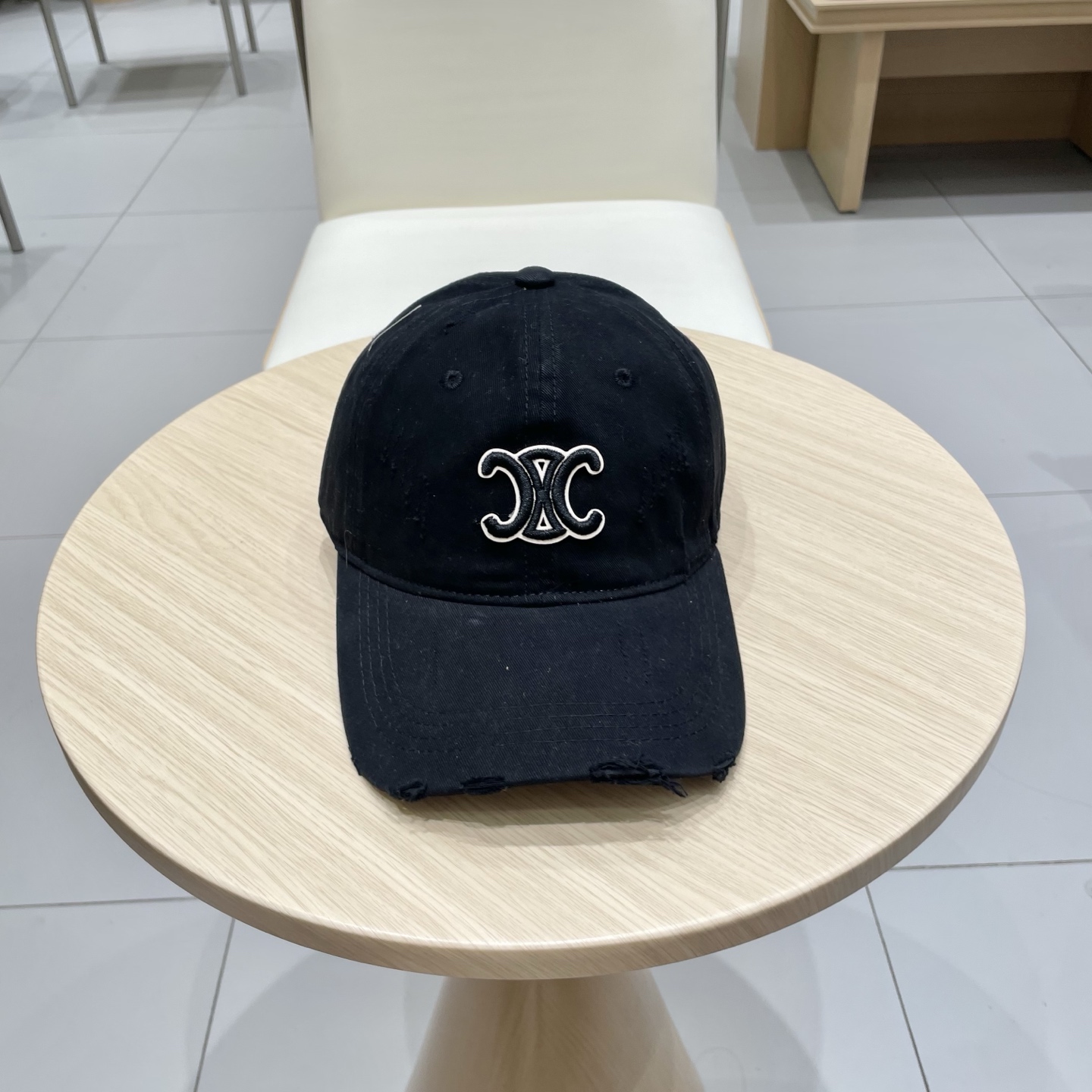  CELINE（塞琳）棒球帽🧢
必须要拥有这样一款帽子。
简简单单但很有辨识度 走在人群中一眼就能吸引住