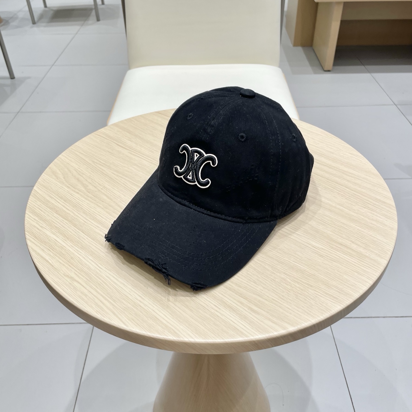  CELINE（塞琳）棒球帽🧢
必须要拥有这样一款帽子。
简简单单但很有辨识度 走在人群中一眼就能吸引住