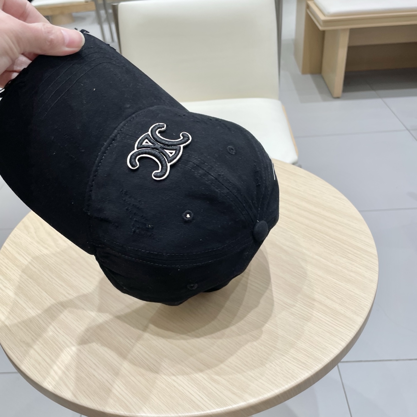  CELINE（塞琳）棒球帽🧢
必须要拥有这样一款帽子。
简简单单但很有辨识度 走在人群中一眼就能吸引住