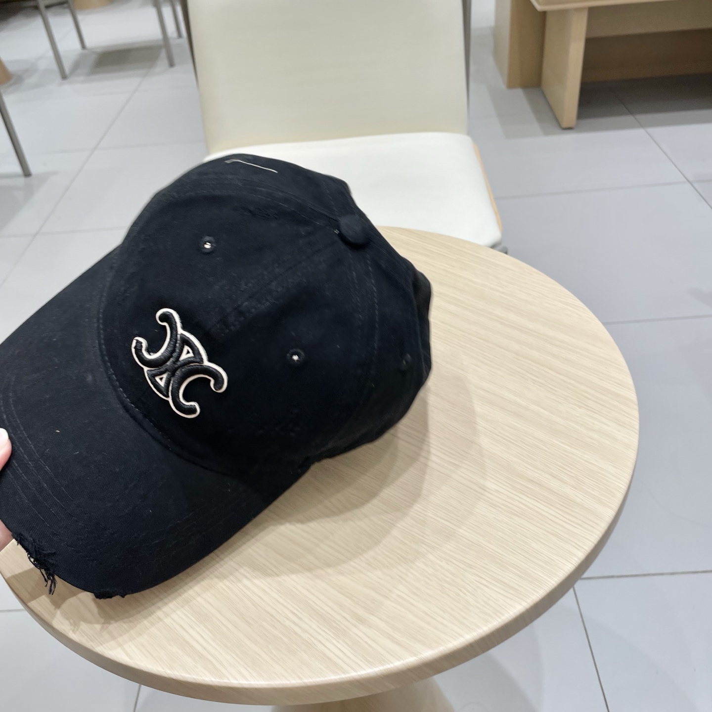  CELINE（塞琳）棒球帽🧢
必须要拥有这样一款帽子。
简简单单但很有辨识度 走在人群中一眼就能吸引住