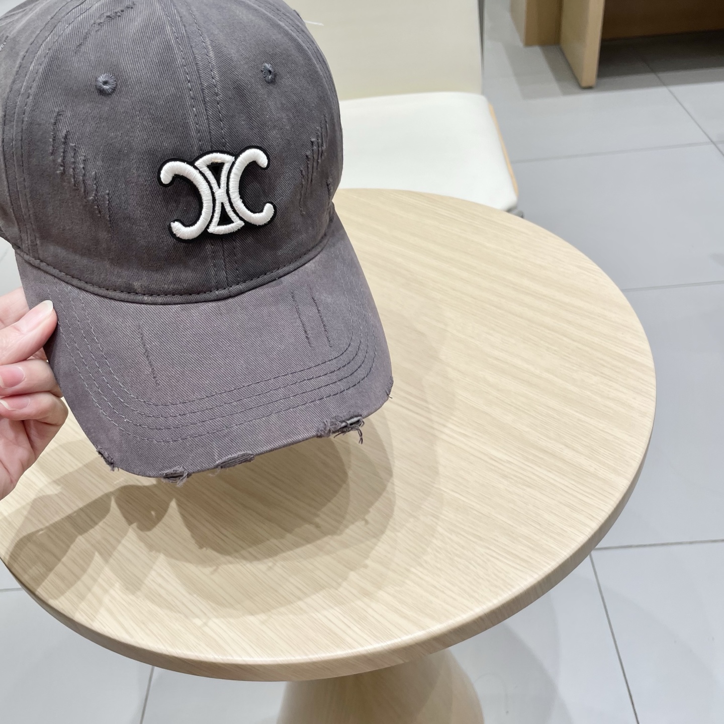  CELINE（塞琳）棒球帽🧢
必须要拥有这样一款帽子。
简简单单但很有辨识度 走在人群中一眼就能吸引住