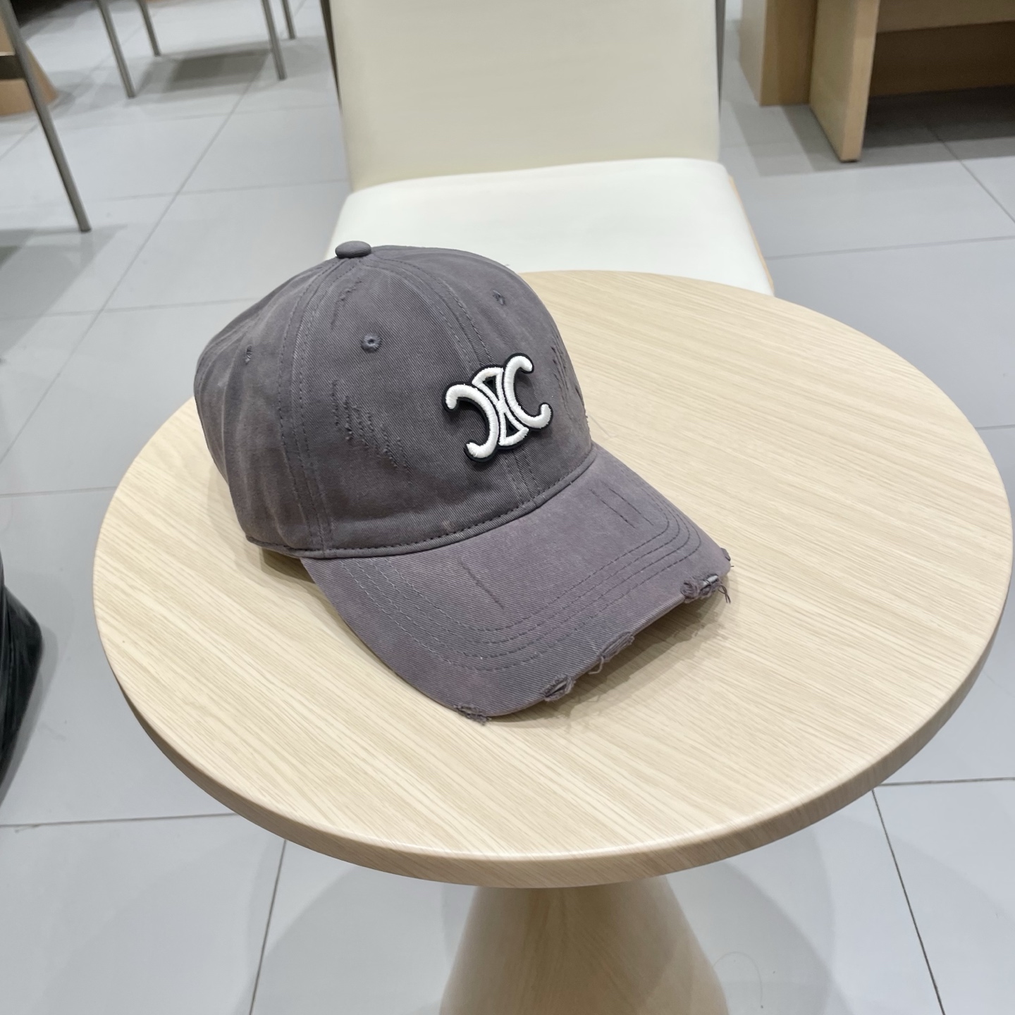  CELINE（塞琳）棒球帽🧢
必须要拥有这样一款帽子。
简简单单但很有辨识度 走在人群中一眼就能吸引住