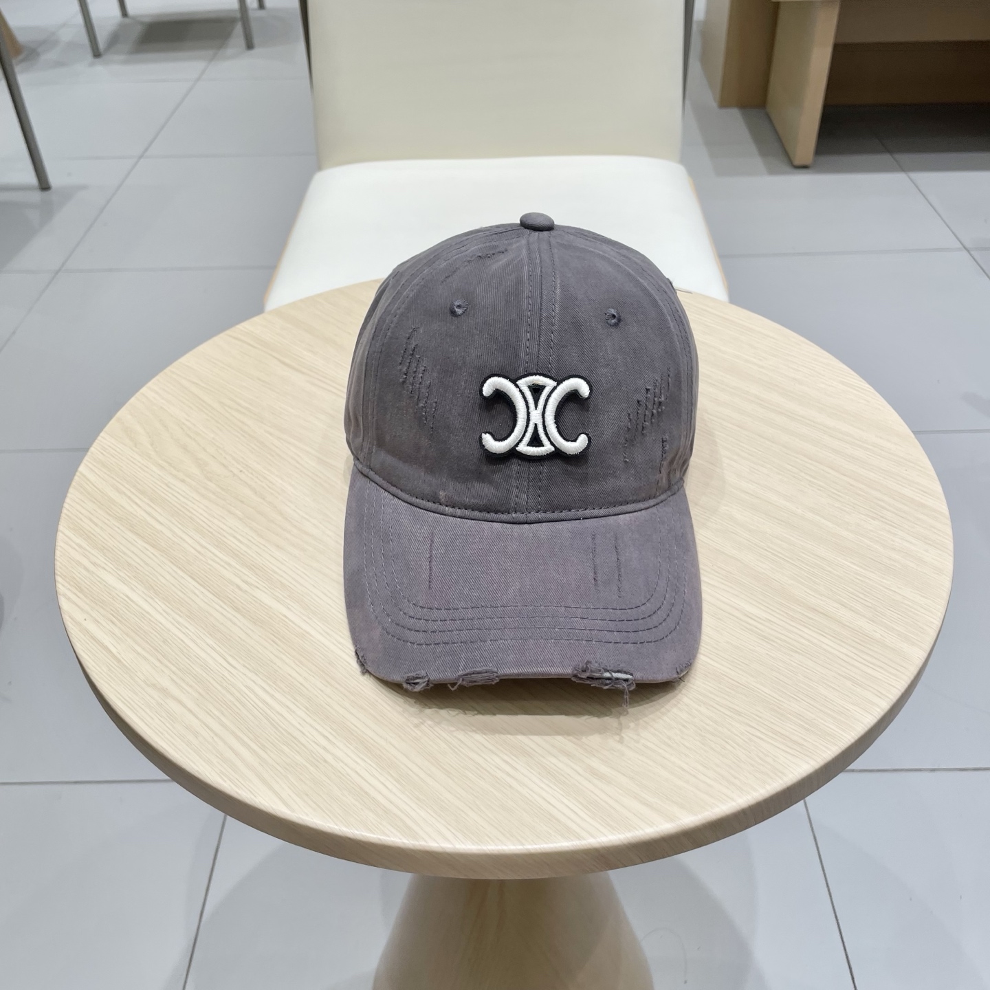  CELINE（塞琳）棒球帽🧢
必须要拥有这样一款帽子。
简简单单但很有辨识度 走在人群中一眼就能吸引住