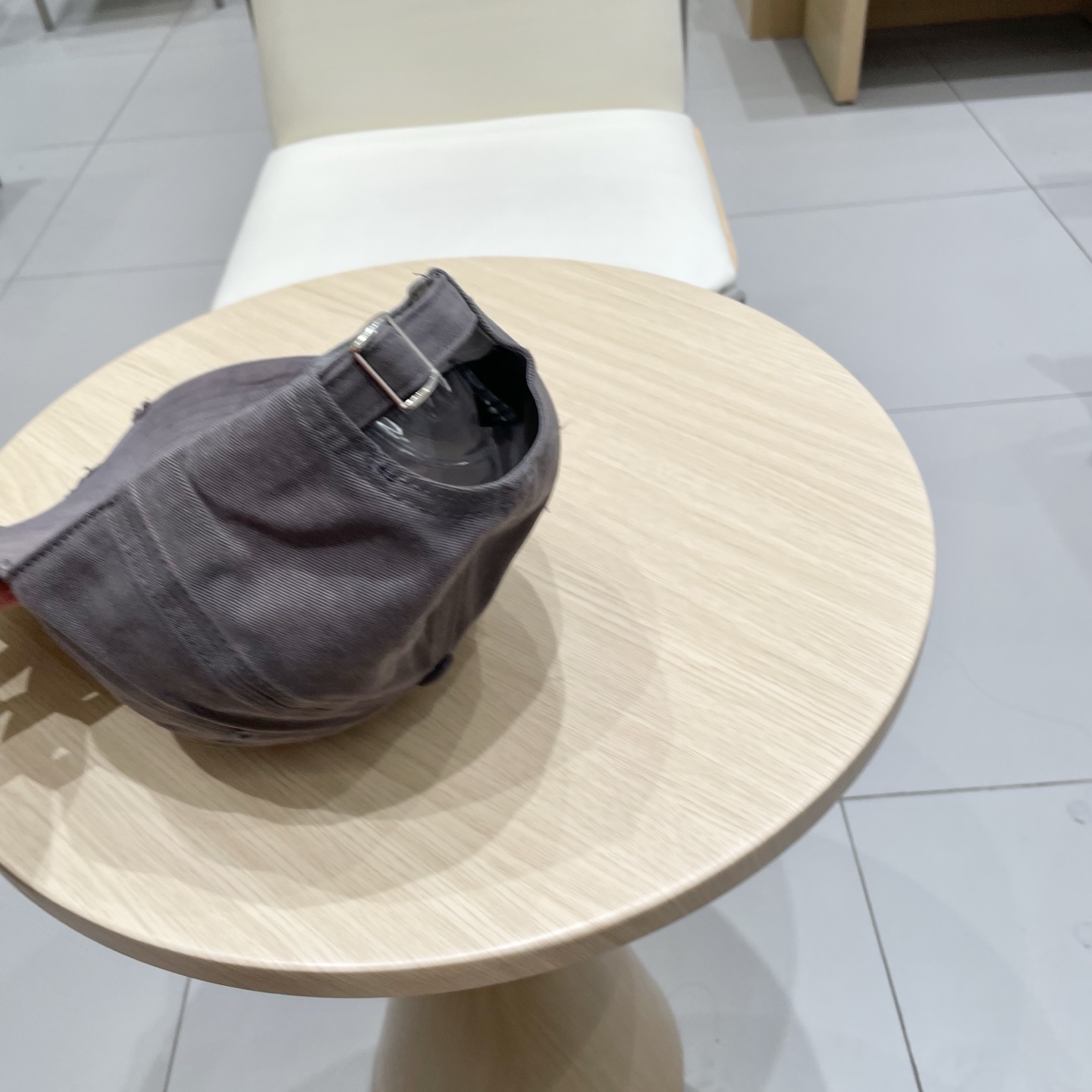  CELINE（塞琳）棒球帽🧢
必须要拥有这样一款帽子。
简简单单但很有辨识度 走在人群中一眼就能吸引住