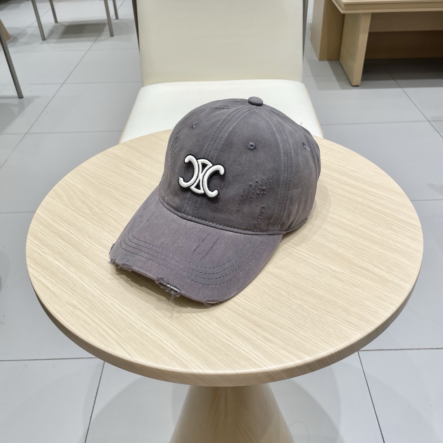  CELINE（塞琳）棒球帽🧢
必须要拥有这样一款帽子。
简简单单但很有辨识度 走在人群中一眼就能吸引住