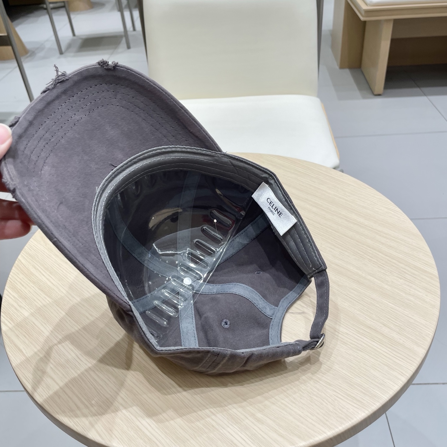  CELINE（塞琳）棒球帽🧢
必须要拥有这样一款帽子。
简简单单但很有辨识度 走在人群中一眼就能吸引住