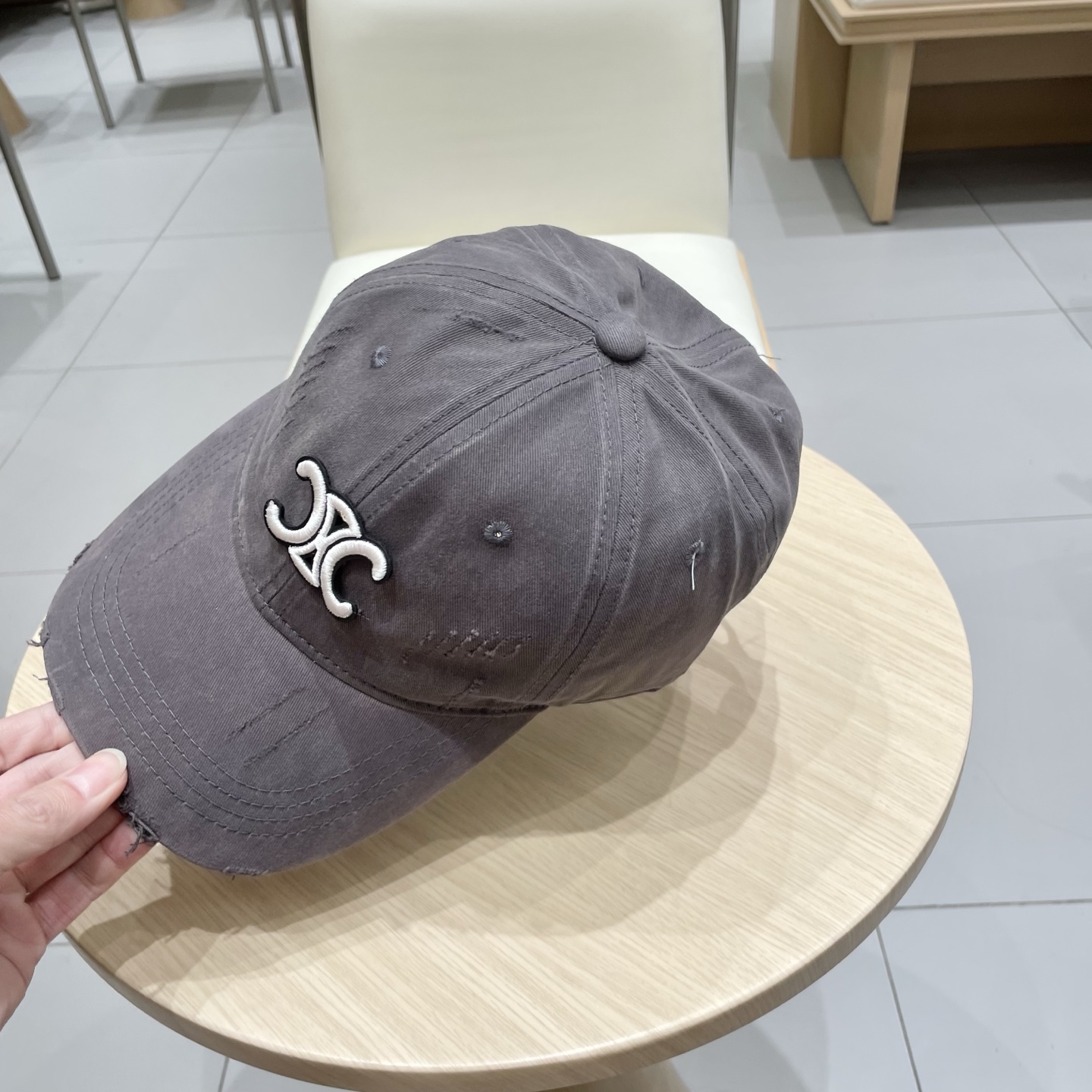  CELINE（塞琳）棒球帽🧢
必须要拥有这样一款帽子。
简简单单但很有辨识度 走在人群中一眼就能吸引住