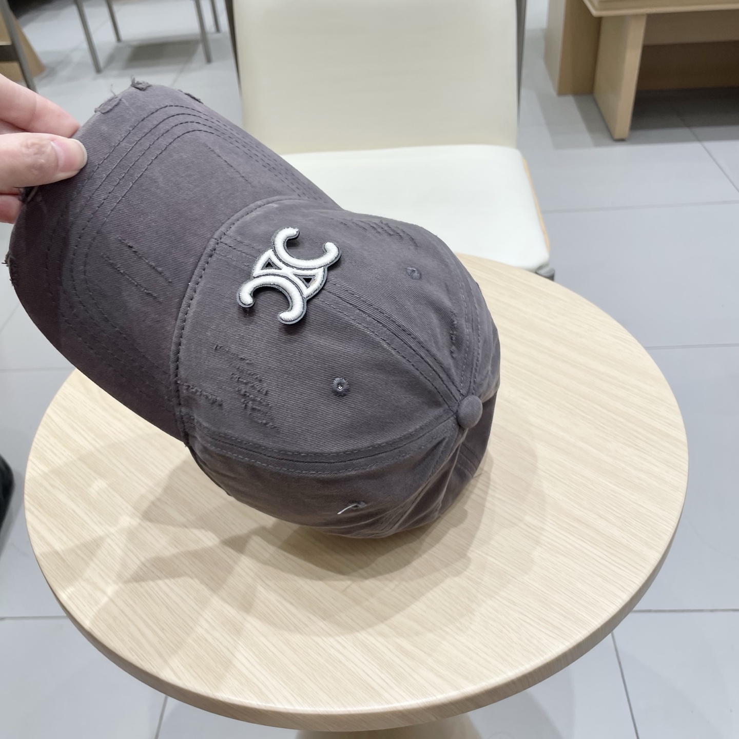  CELINE（塞琳）棒球帽🧢
必须要拥有这样一款帽子。
简简单单但很有辨识度 走在人群中一眼就能吸引住