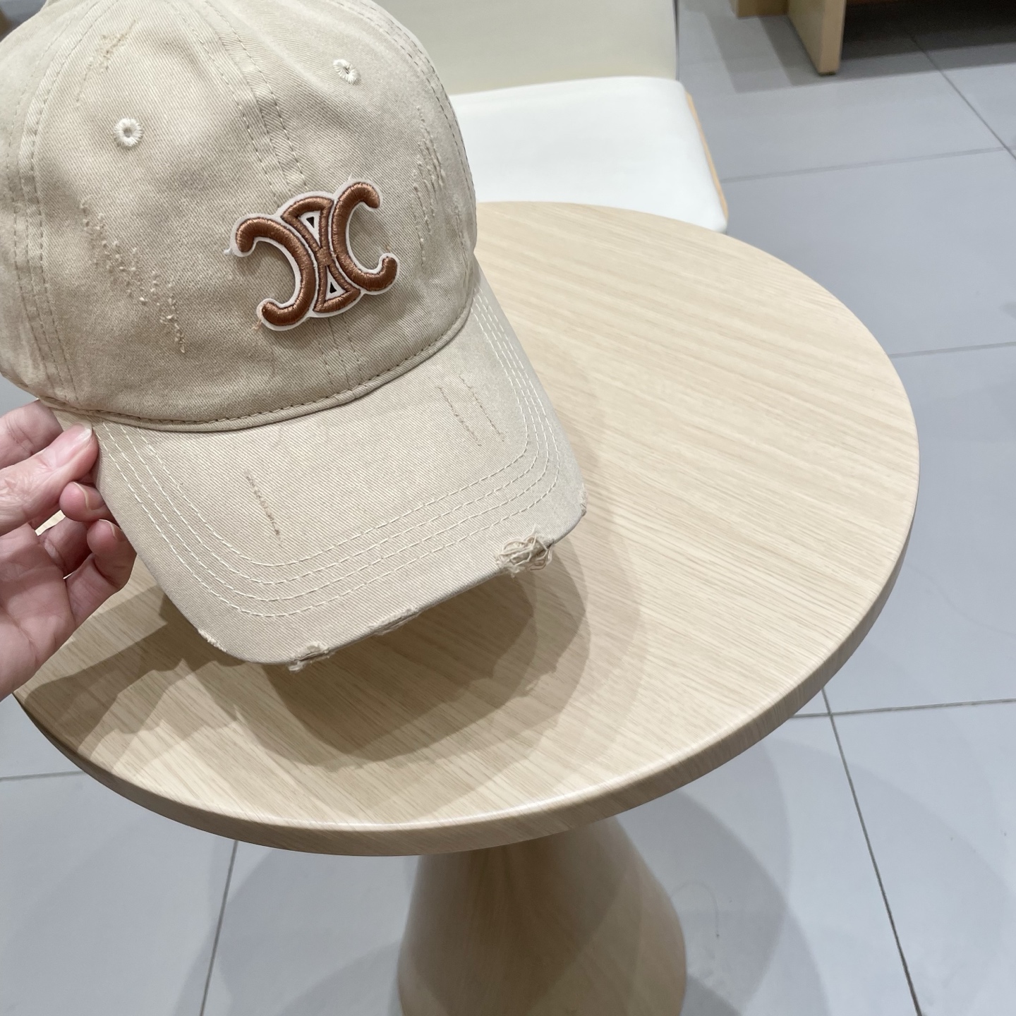  CELINE（塞琳）棒球帽🧢
必须要拥有这样一款帽子。
简简单单但很有辨识度 走在人群中一眼就能吸引住
