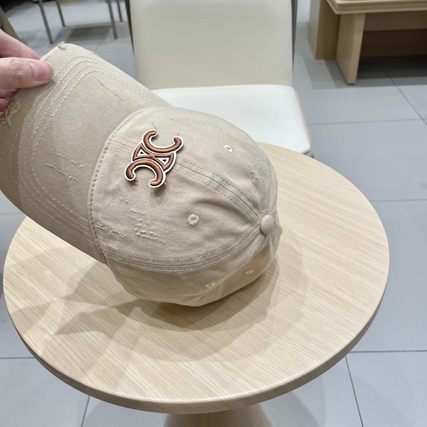  CELINE（塞琳）棒球帽🧢
必须要拥有这样一款帽子。
简简单单但很有辨识度 走在人群中一眼就能吸引住