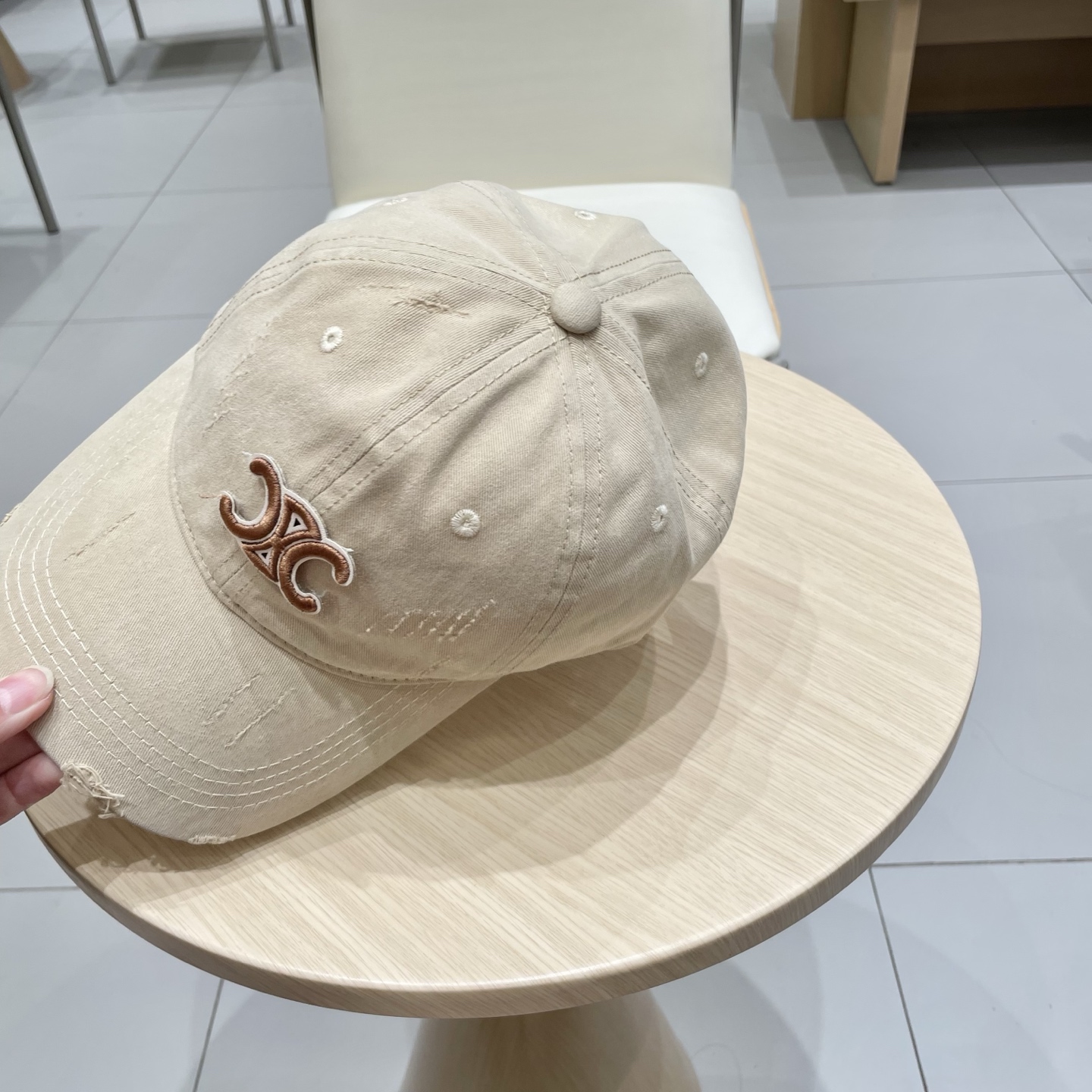  CELINE（塞琳）棒球帽🧢
必须要拥有这样一款帽子。
简简单单但很有辨识度 走在人群中一眼就能吸引住