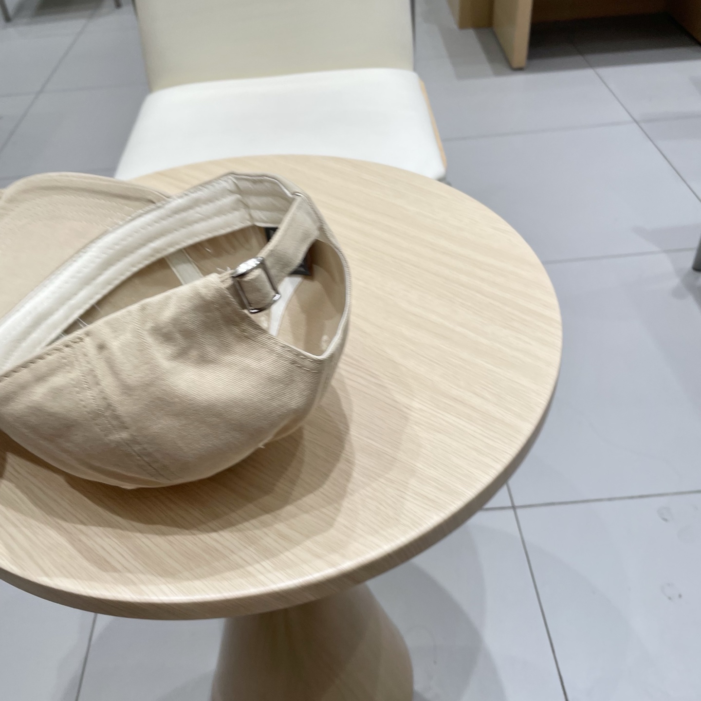  CELINE（塞琳）棒球帽🧢
必须要拥有这样一款帽子。
简简单单但很有辨识度 走在人群中一眼就能吸引住