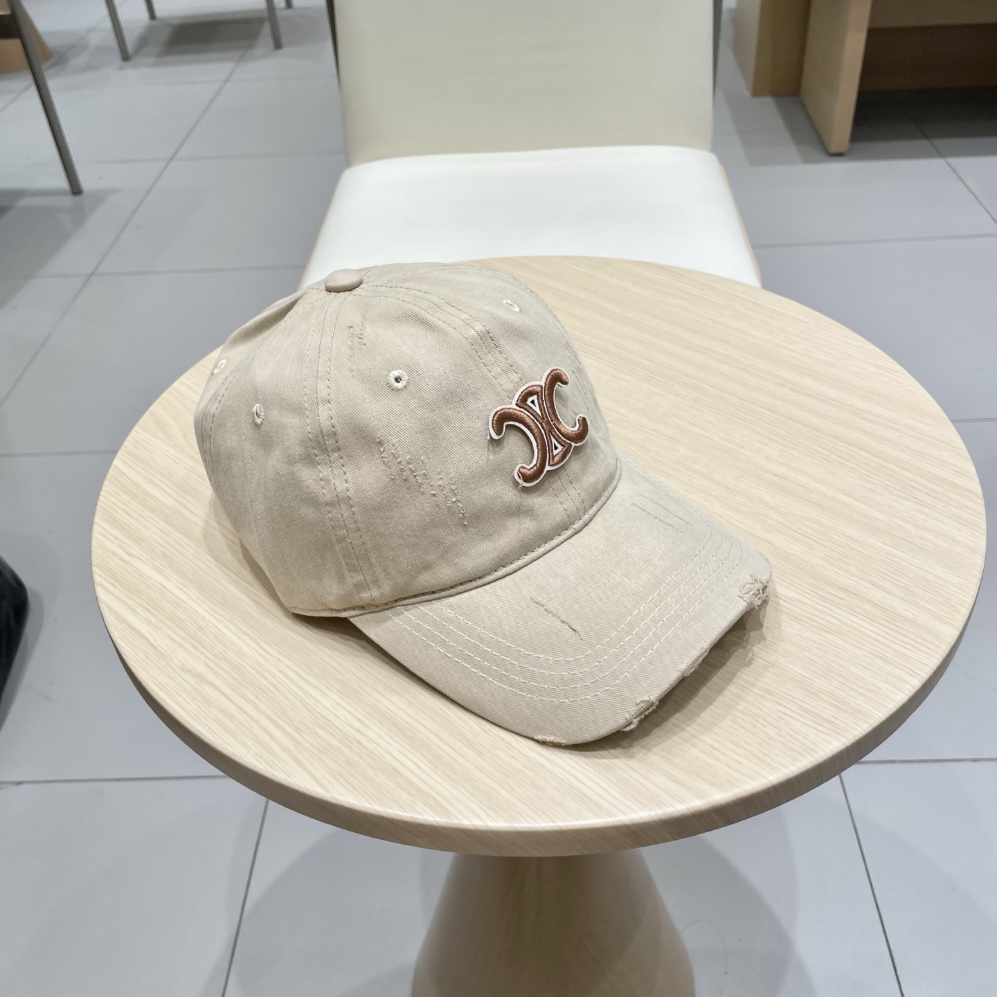  CELINE（塞琳）棒球帽🧢
必须要拥有这样一款帽子。
简简单单但很有辨识度 走在人群中一眼就能吸引住