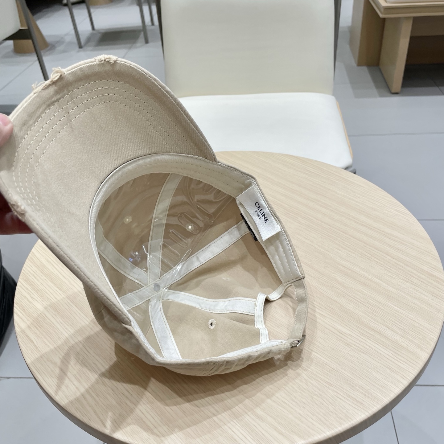  CELINE（塞琳）棒球帽🧢
必须要拥有这样一款帽子。
简简单单但很有辨识度 走在人群中一眼就能吸引住