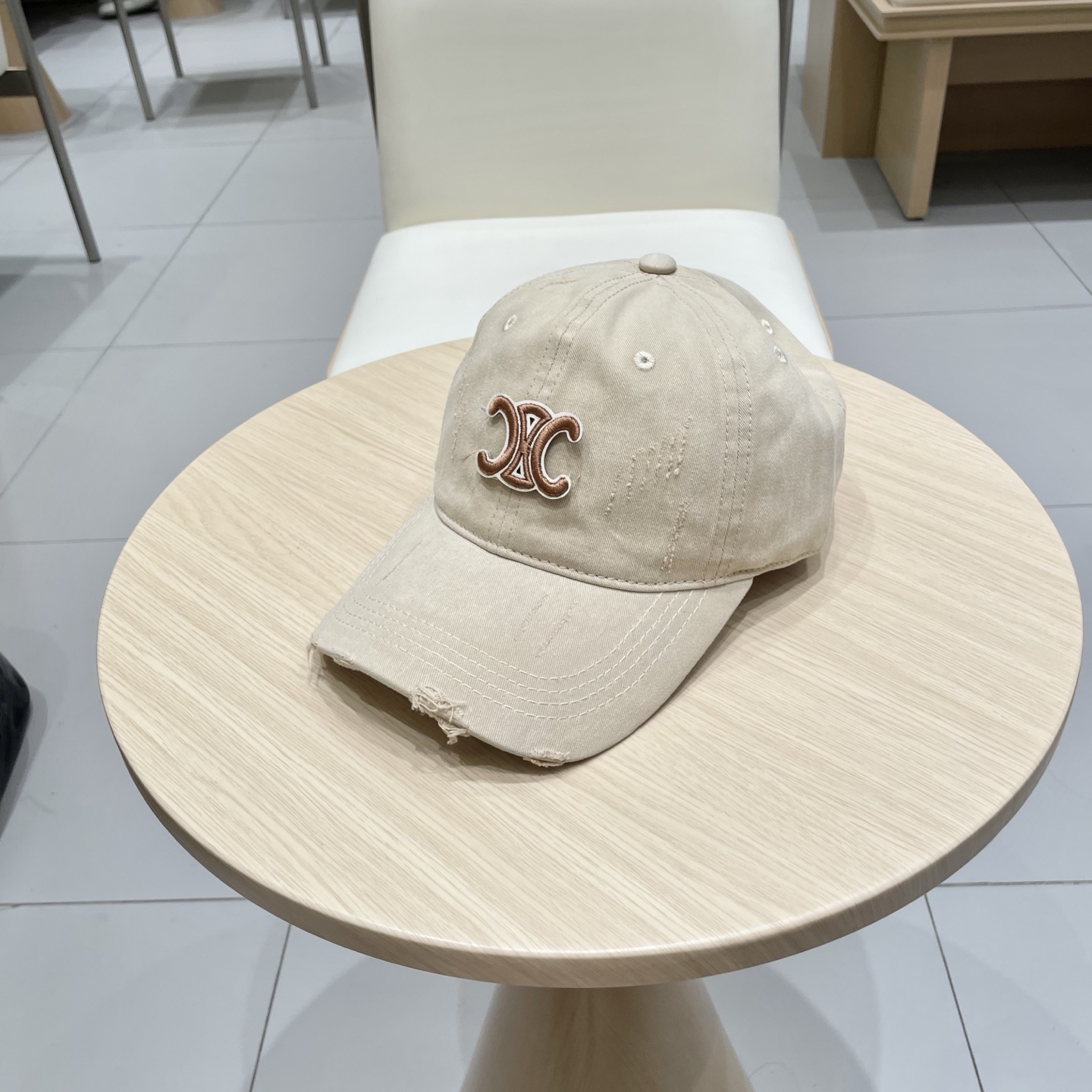  CELINE（塞琳）棒球帽🧢
必须要拥有这样一款帽子。
简简单单但很有辨识度 走在人群中一眼就能吸引住