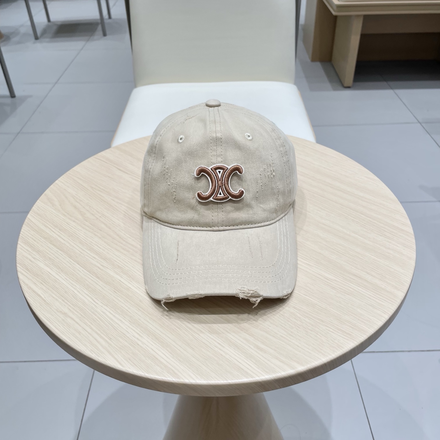  CELINE（塞琳）棒球帽🧢
必须要拥有这样一款帽子。
简简单单但很有辨识度 走在人群中一眼就能吸引住