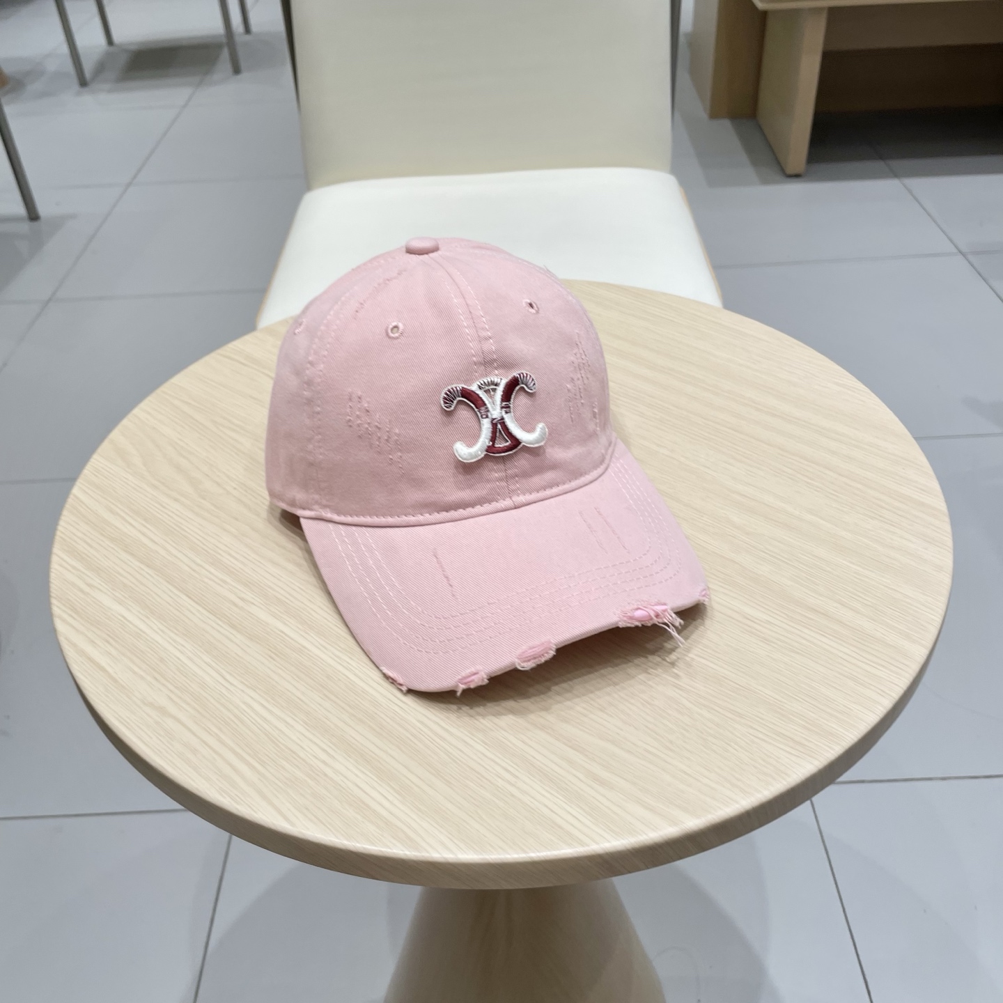  CELINE（塞琳）棒球帽🧢
必须要拥有这样一款帽子。
简简单单但很有辨识度 走在人群中一眼就能吸引住