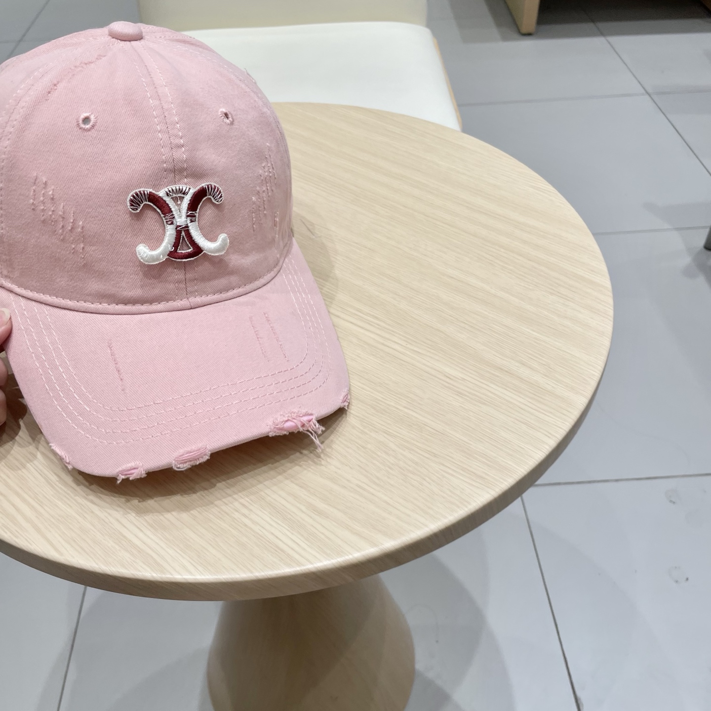  CELINE（塞琳）棒球帽🧢
必须要拥有这样一款帽子。
简简单单但很有辨识度 走在人群中一眼就能吸引住