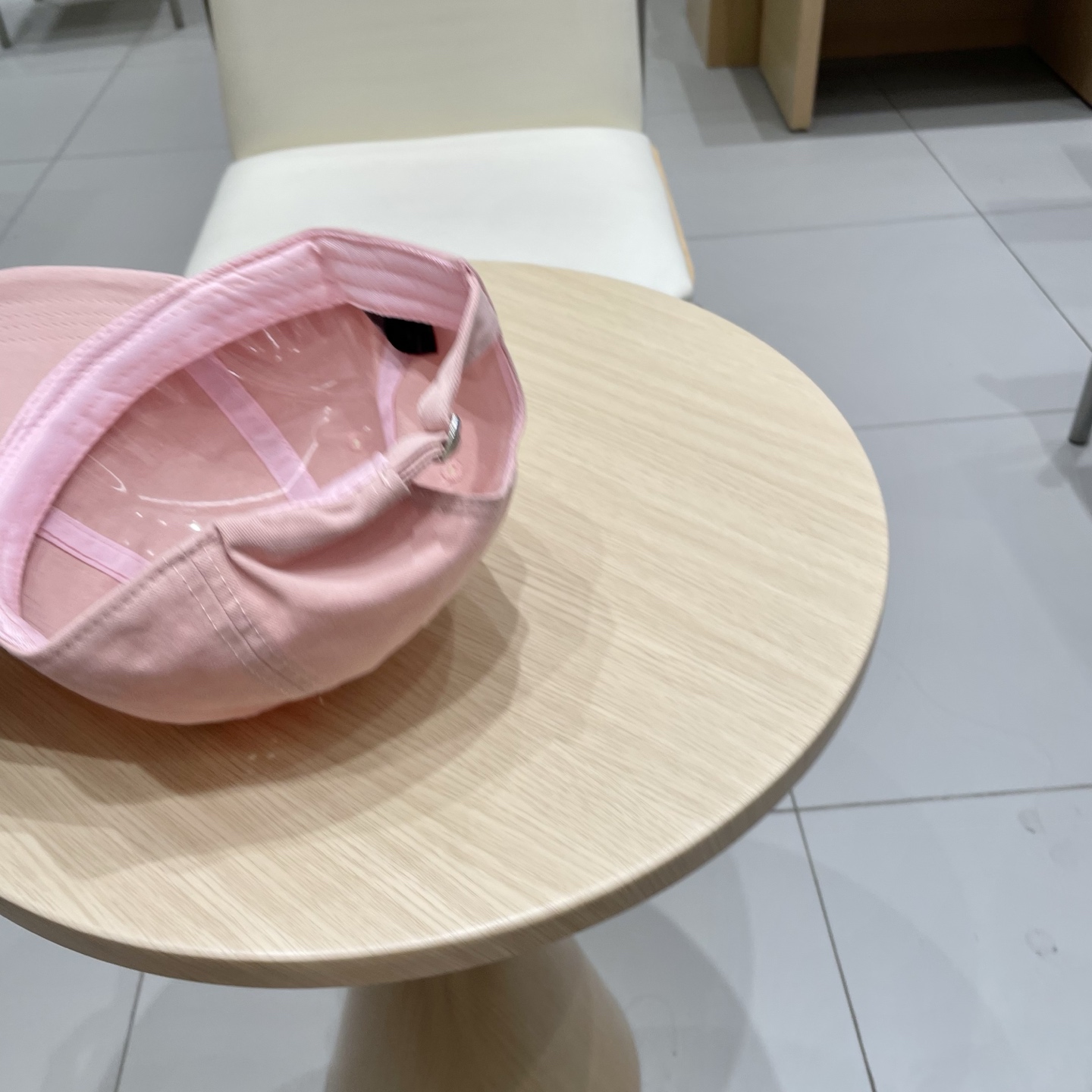  CELINE（塞琳）棒球帽🧢
必须要拥有这样一款帽子。
简简单单但很有辨识度 走在人群中一眼就能吸引住