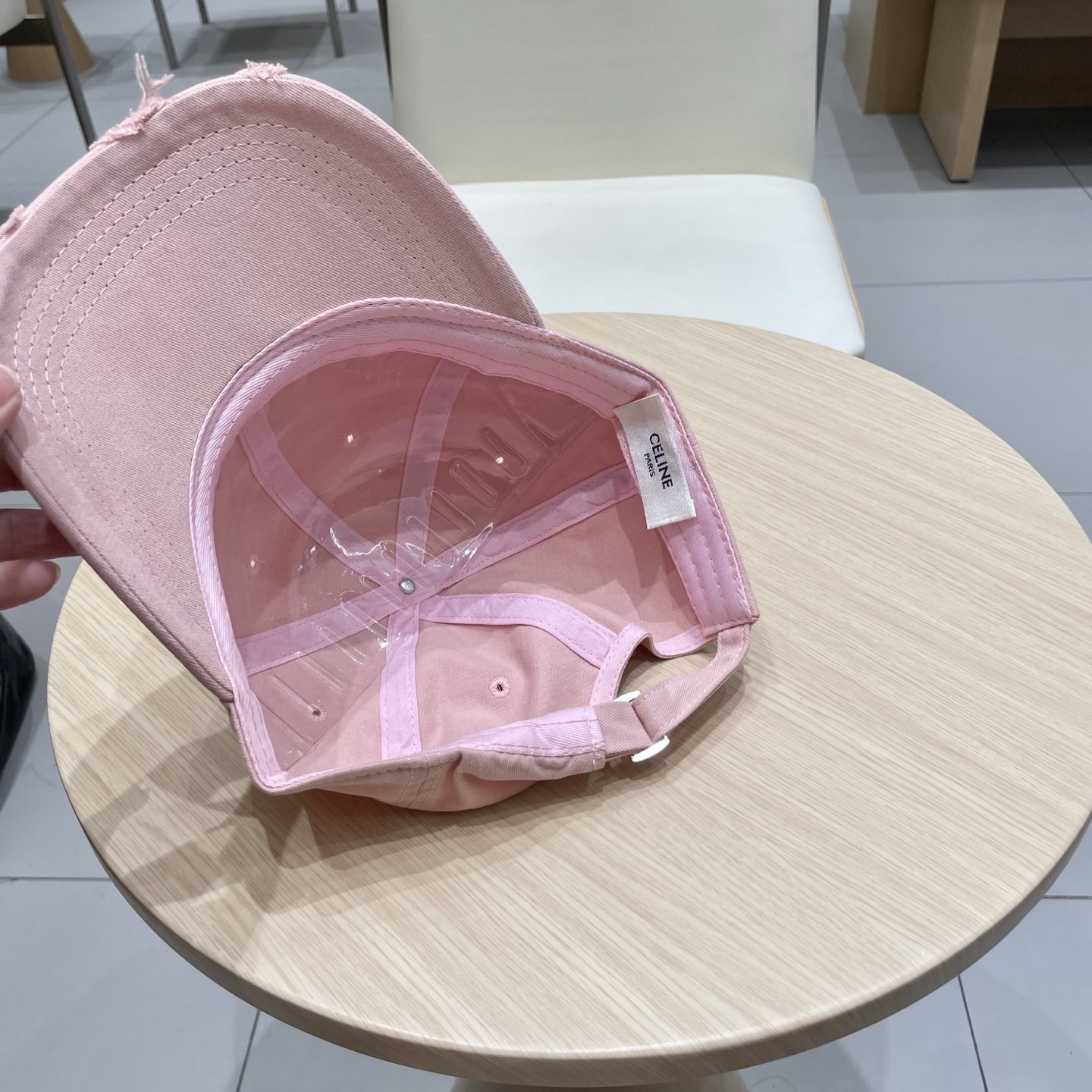  CELINE（塞琳）棒球帽🧢
必须要拥有这样一款帽子。
简简单单但很有辨识度 走在人群中一眼就能吸引住