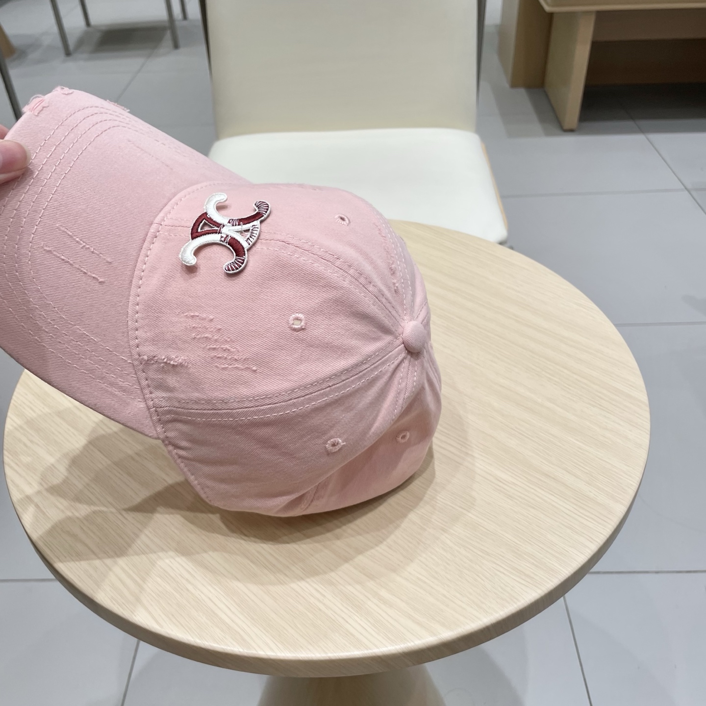  CELINE（塞琳）棒球帽🧢
必须要拥有这样一款帽子。
简简单单但很有辨识度 走在人群中一眼就能吸引住