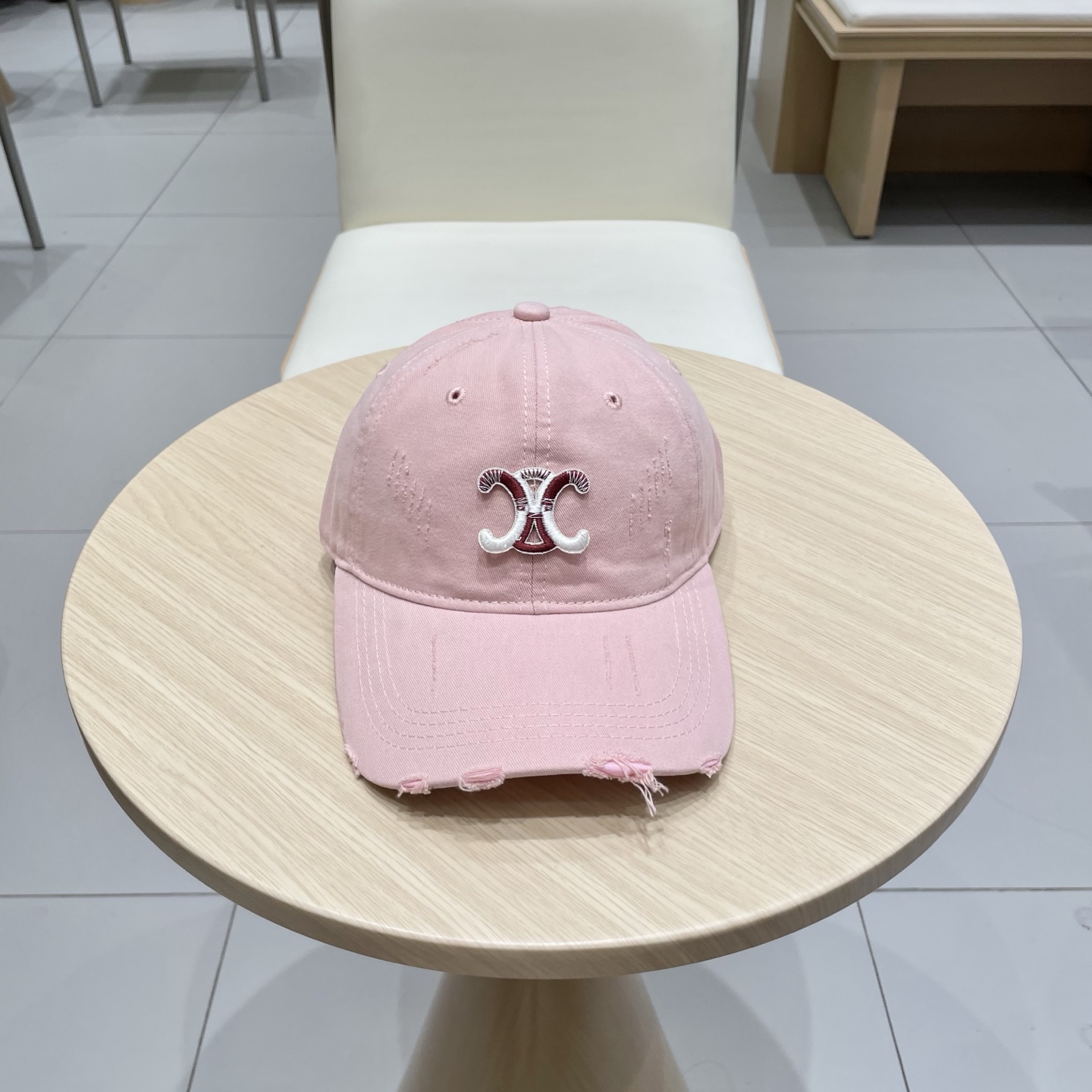 NO:228829,CELINE baseball cap You must have such a hat. It is simple but recognizable. You can attract attention by walking in the crowd at a glance. Fried chicken!  This year, I keep my own hats, straw hat, fisherman hat, baseball hat, hat, celine, celine, espadrilles, hats19860909CELINE（塞琳）棒球帽 必须要拥有这样一款帽子. 简简单单但很有辨识度 走在人群中一眼就能吸引住眼球 炒鸡赞！ 今年被赛琳锁死 每款帽子我都自留了帽子草帽渔夫帽棒球帽,帽子,celine,celine,espadrilles,hats,hat