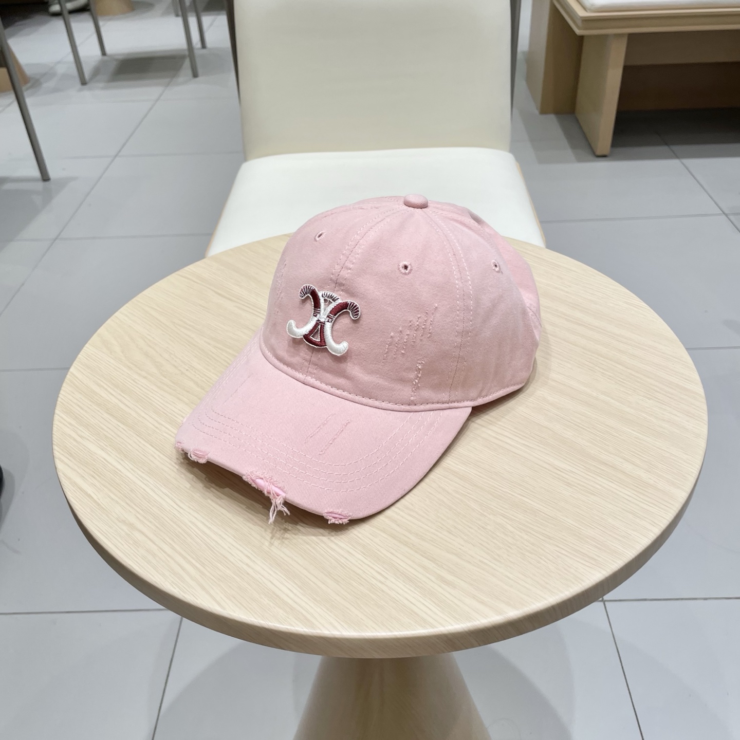  CELINE（塞琳）棒球帽🧢
必须要拥有这样一款帽子。
简简单单但很有辨识度 走在人群中一眼就能吸引住