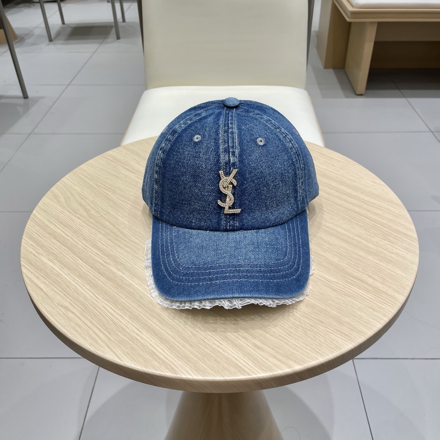 NO:228843,YSL Saint Laurent lace-edged baseball cap | Korean style A simple and casual style baseball cap is a denim style, age-reducing and versatile, and has a high degree of adaptability!  Simple and casual ~ The letter embroidery part is also very detailed, and it is very extra point to take photos on the street to make the look~ The same style as men and women, match casually!  hat straw hat fisherman hat baseball hat, hat, saint laurent, saint laurent, espadrilles, hats19860909YSL圣罗兰 蕾丝边棒球帽|韩系风 一款简单休闲风的棒球帽 是牛仔的款式 减龄百搭 适配度很高！ 简单随性~ 字母刺绣部分也很精细 出街拍照拗造型非常加分~ 男女同款 随意搭配！帽子草帽渔夫帽棒球帽,帽子,saint laurent,saint laurent,espadrilles,hats,hat
