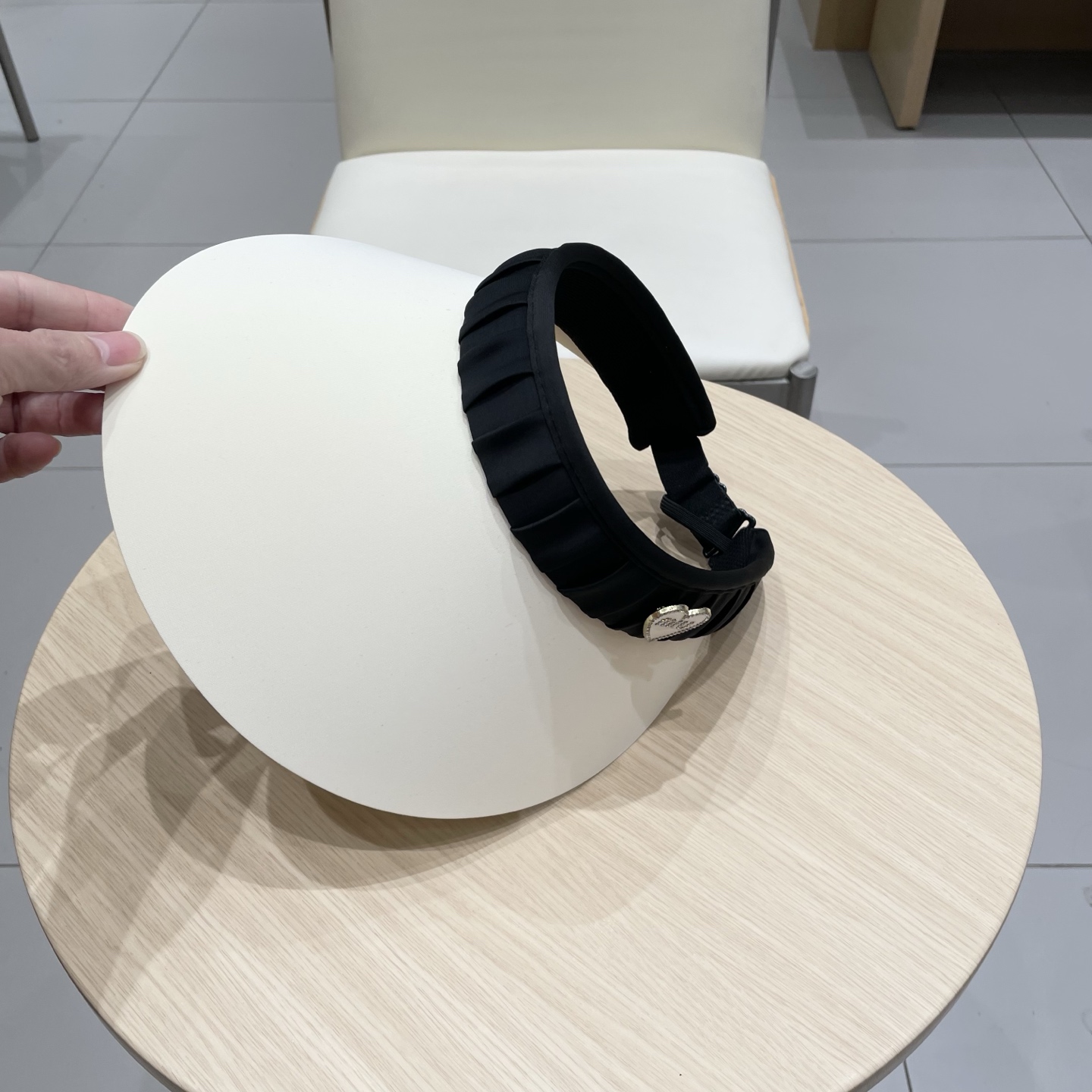  miumiu 缪缪 夏季空顶帽，跑步遮阳防晒两不误，夏季必备单品，戴着不闷热，非常有活力的一款，超级无