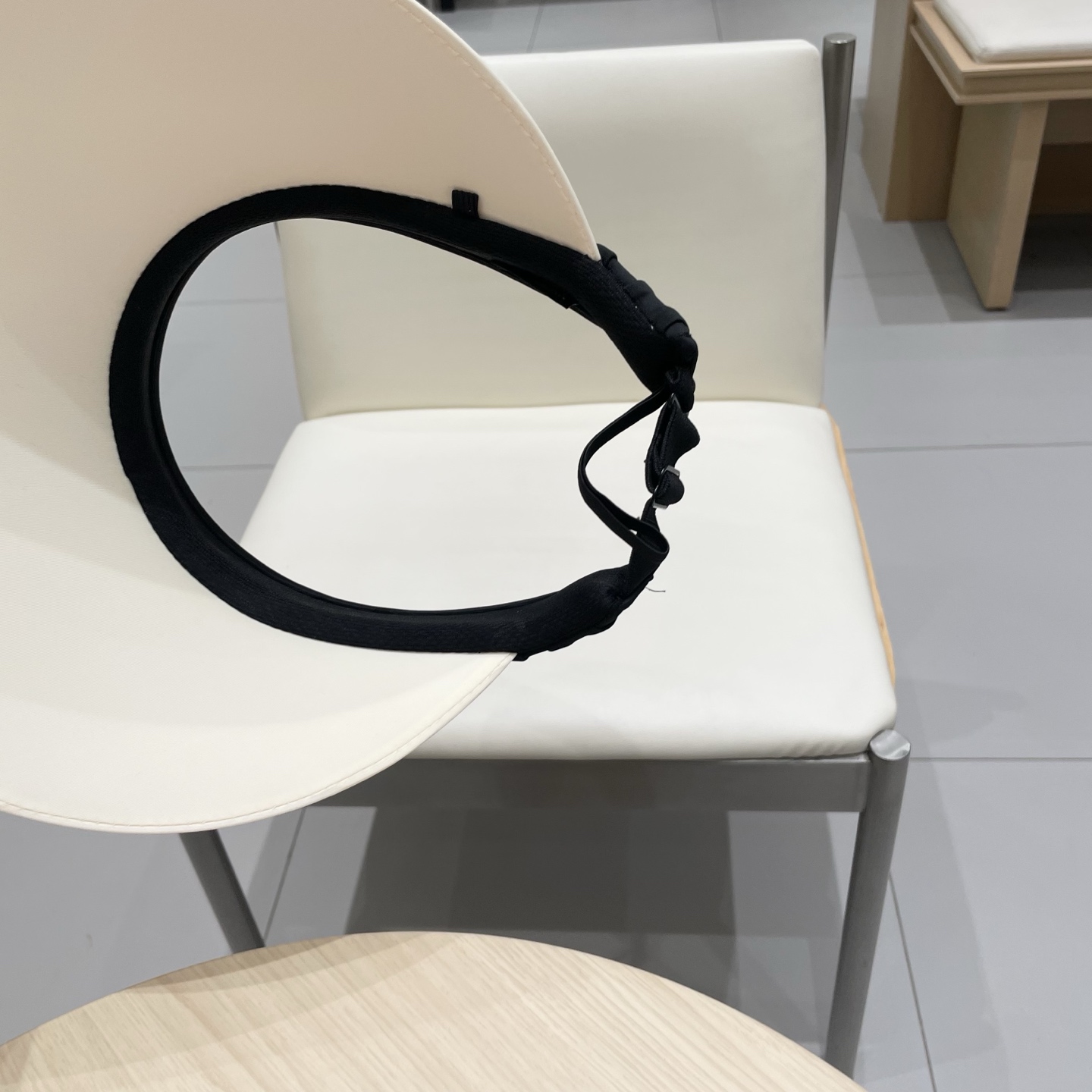  miumiu 缪缪 夏季空顶帽，跑步遮阳防晒两不误，夏季必备单品，戴着不闷热，非常有活力的一款，超级无