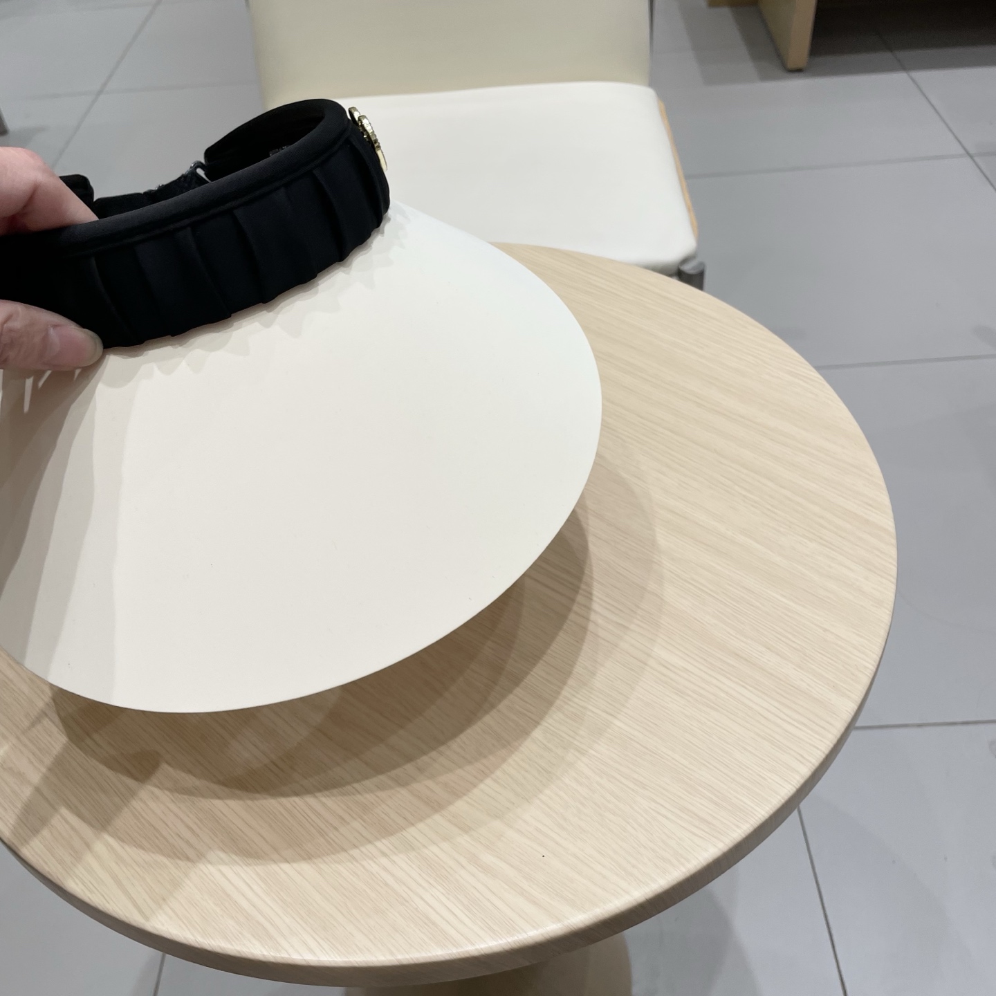  miumiu 缪缪 夏季空顶帽，跑步遮阳防晒两不误，夏季必备单品，戴着不闷热，非常有活力的一款，超级无