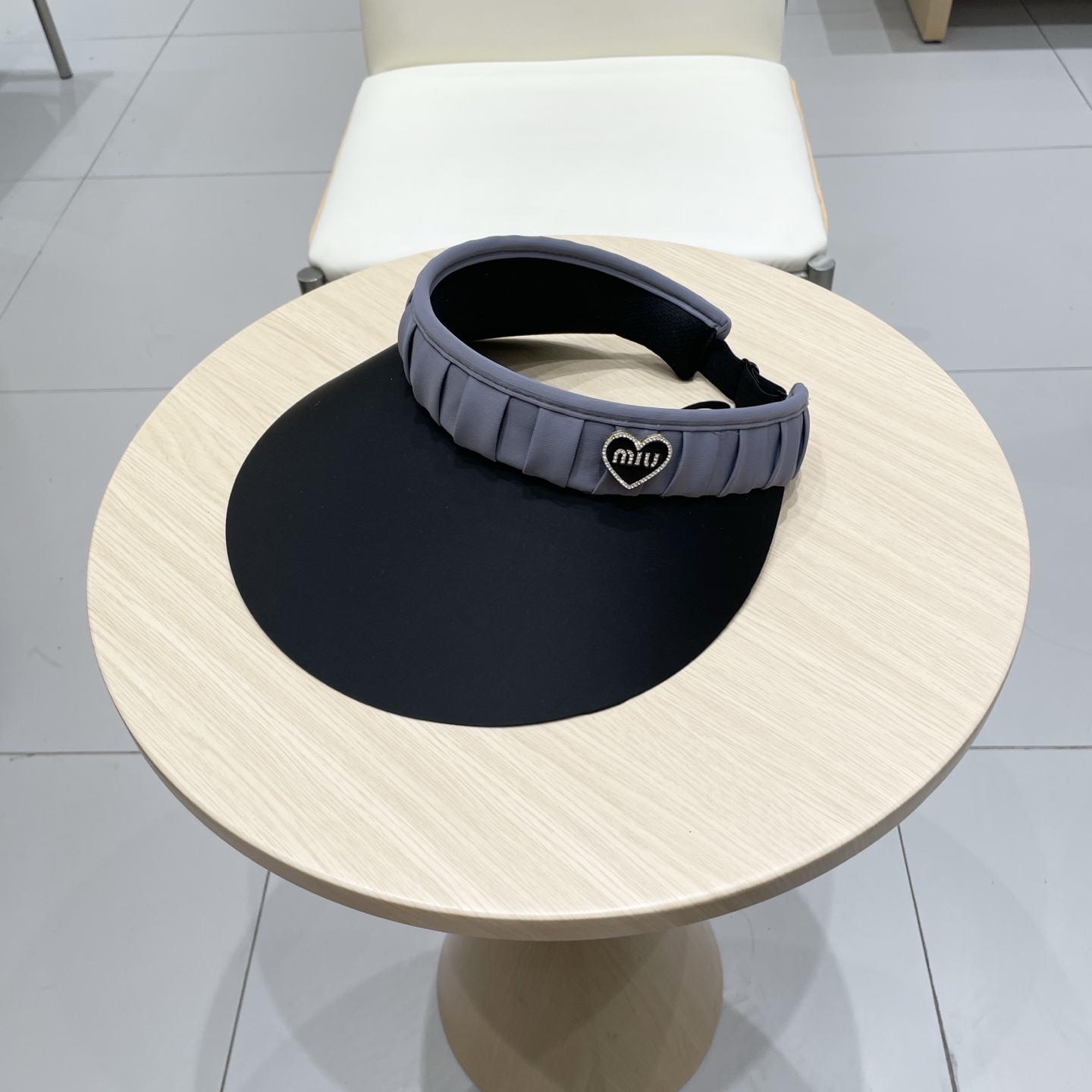  miumiu 缪缪 夏季空顶帽，跑步遮阳防晒两不误，夏季必备单品，戴着不闷热，非常有活力的一款，超级无