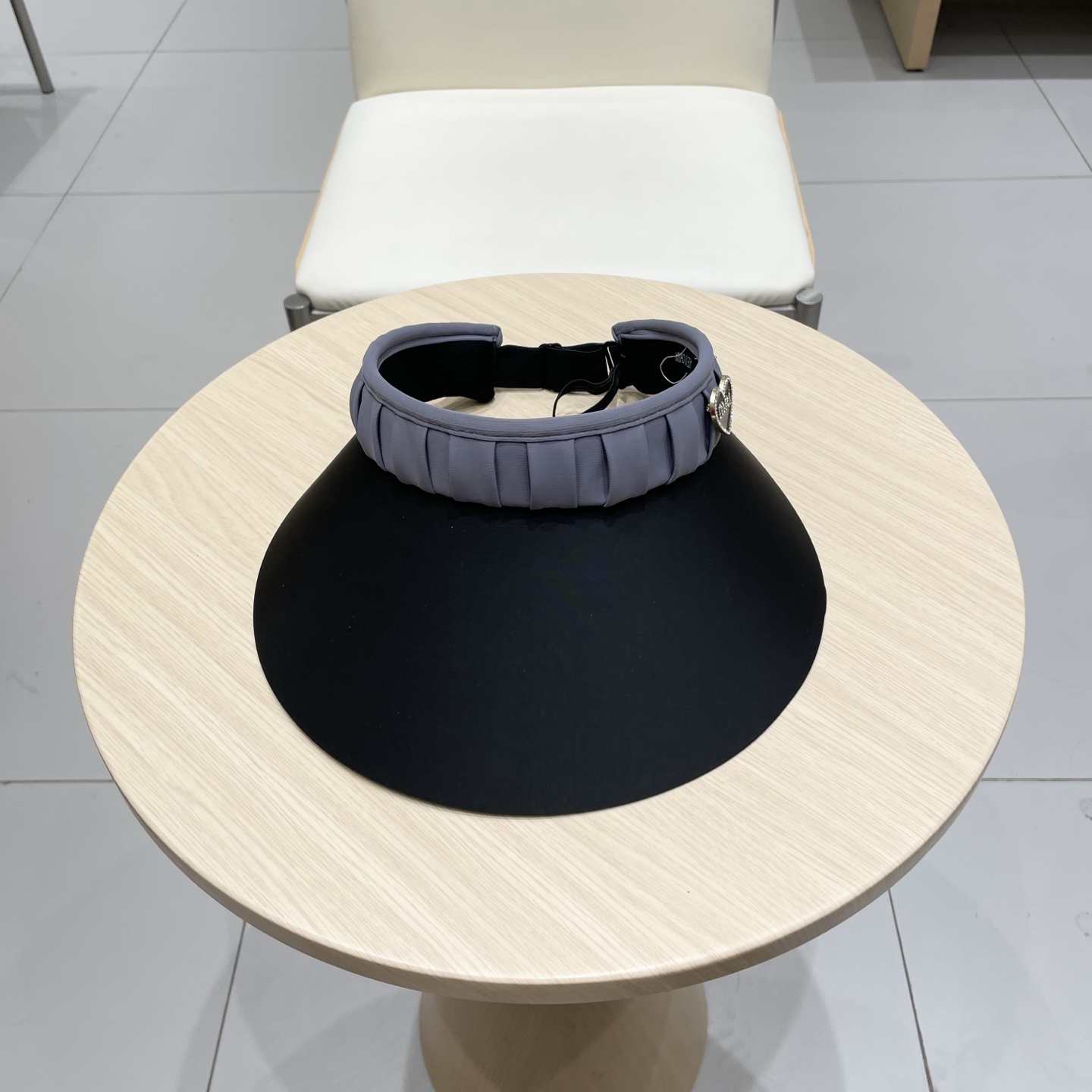  miumiu 缪缪 夏季空顶帽，跑步遮阳防晒两不误，夏季必备单品，戴着不闷热，非常有活力的一款，超级无