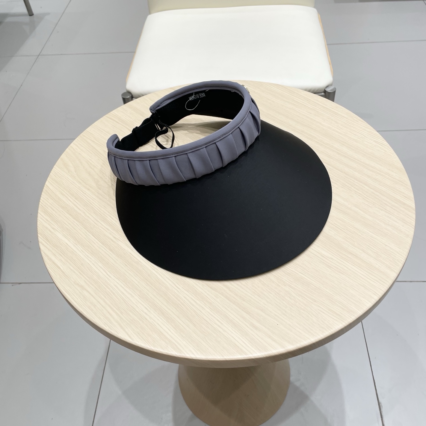  miumiu 缪缪 夏季空顶帽，跑步遮阳防晒两不误，夏季必备单品，戴着不闷热，非常有活力的一款，超级无