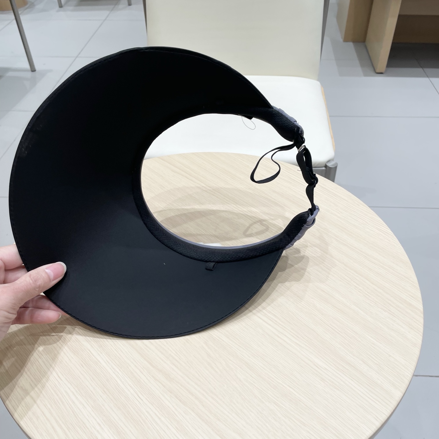  miumiu 缪缪 夏季空顶帽，跑步遮阳防晒两不误，夏季必备单品，戴着不闷热，非常有活力的一款，超级无